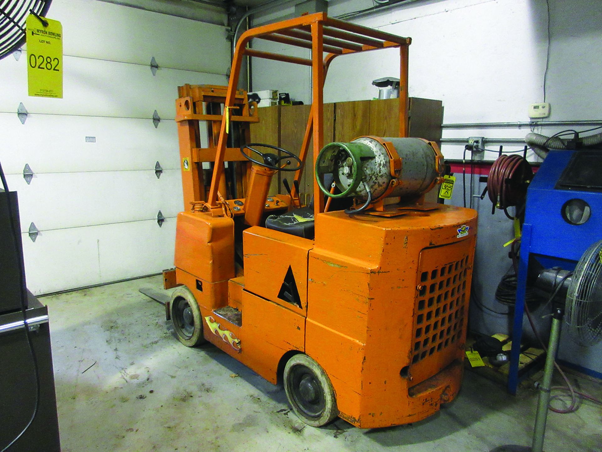 ALLIS CHALMERS 5,000 LB. CAPACITY FORKLIFT; SOLID NON-MARKING TIRES, 75'' 2-STAGE MAST, 42'' - Image 3 of 4