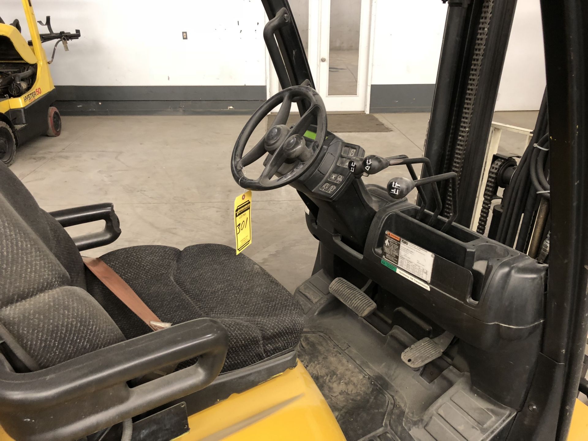 2012 YALE 5,000 LB. CAPACITY FORKLIFT; MODEL GLC050VX, LP, LEVER SHIFT, SOLID NON-MARKING TIRES, - Image 5 of 6