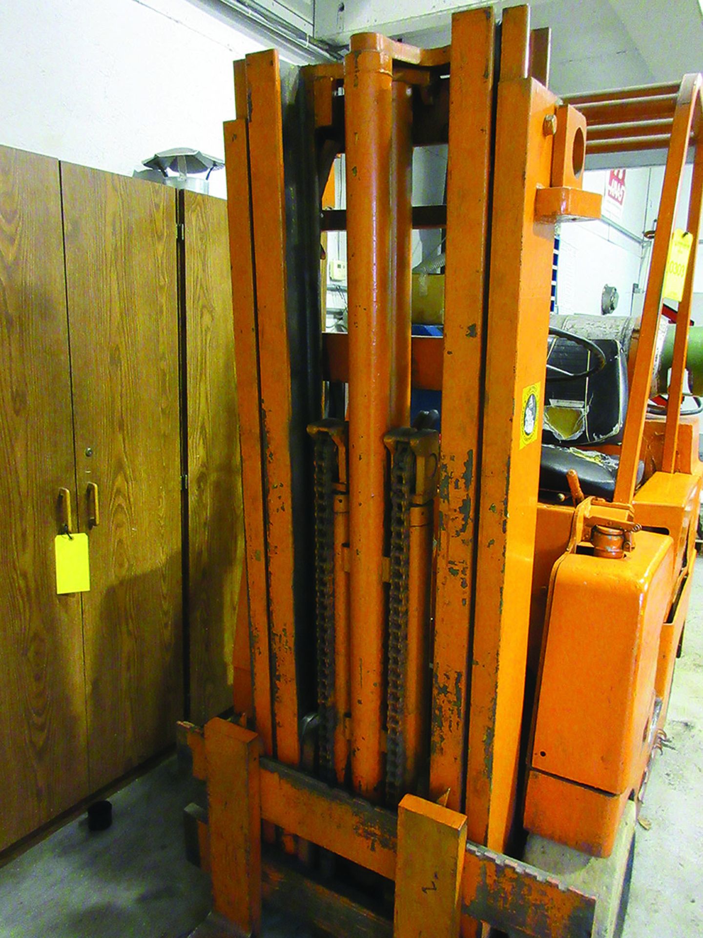 ALLIS CHALMERS 5,000 LB. CAPACITY FORKLIFT; SOLID NON-MARKING TIRES, 75'' 2-STAGE MAST, 42'' - Image 4 of 4