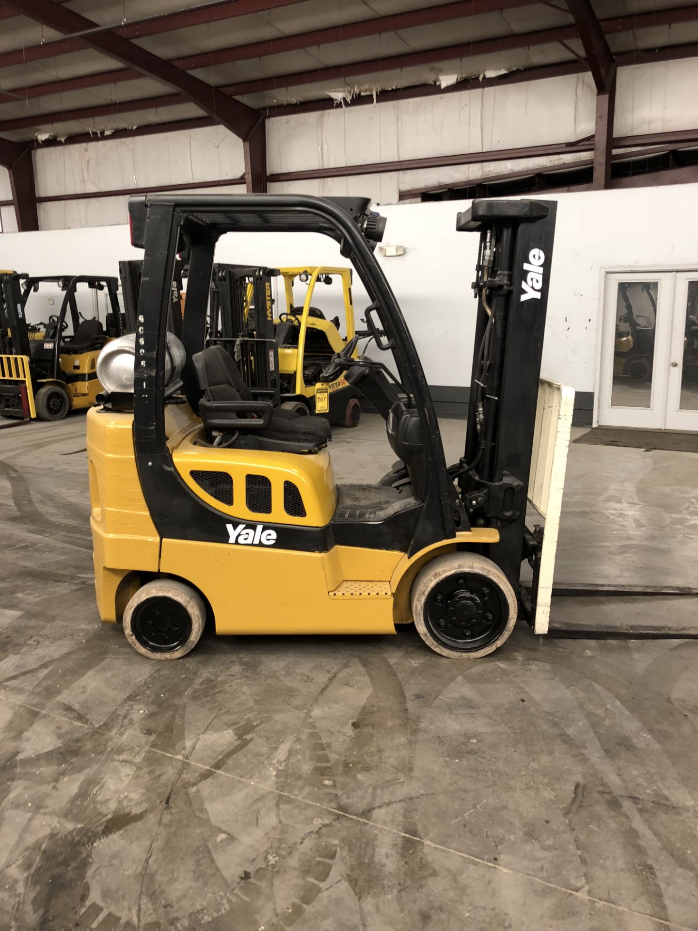 2012 YALE 5,000 LB. CAPACITY FORKLIFT; MODEL GLC050VX, LP, LEVER SHIFT, SOLID NON-MARKING TIRES, - Image 3 of 6