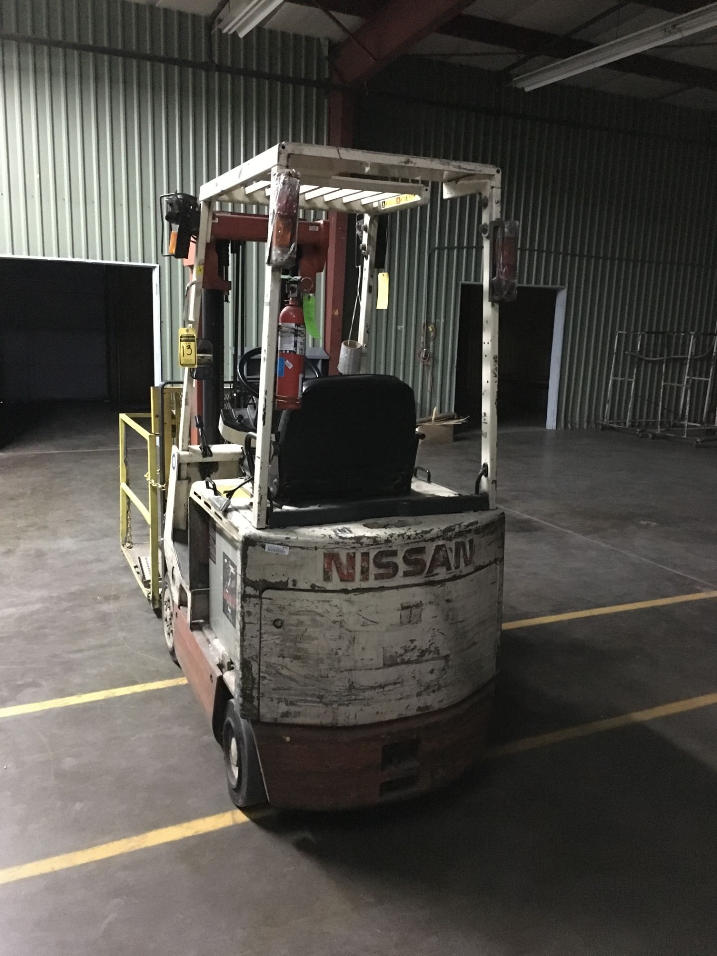 NISSAN 2,600 LB. CAPACITY FORKLIFT; MODEL ES, S/N C584458, CUSHION TIRE, MAX. LIFT HEIGHT 188'', - Image 2 of 9