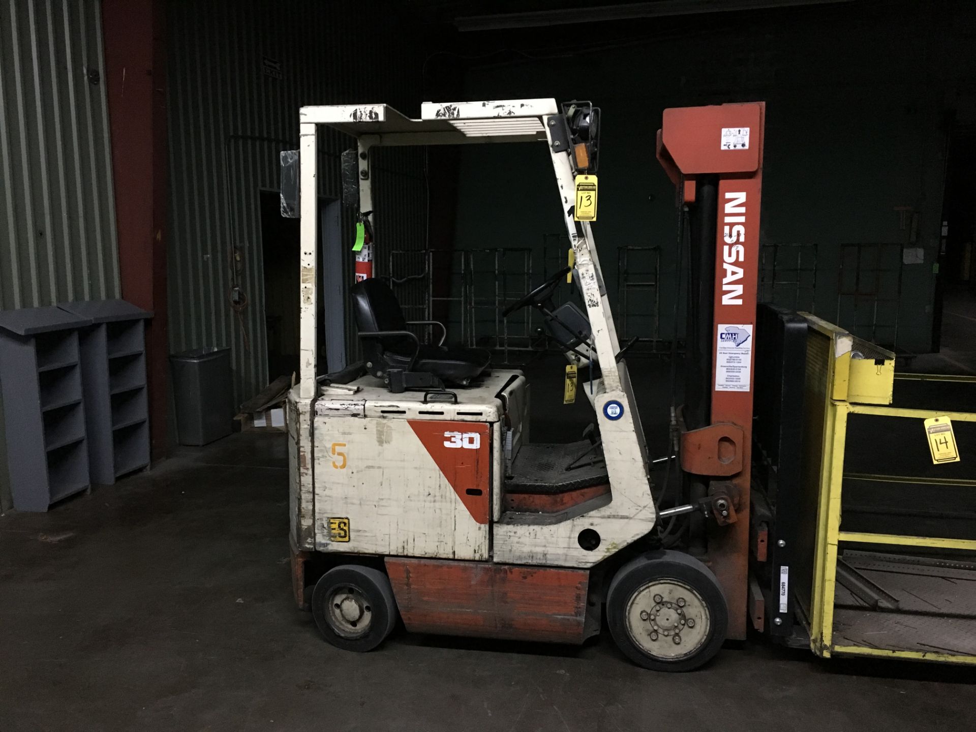 NISSAN 2,600 LB. CAPACITY FORKLIFT; MODEL ES, S/N C584458, CUSHION TIRE, MAX. LIFT HEIGHT 188'', - Image 4 of 9