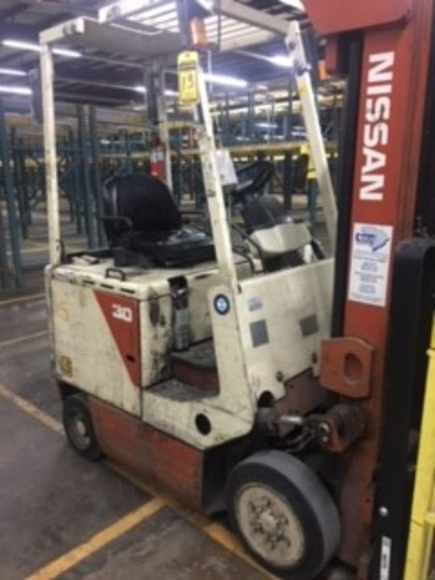 NISSAN 2,600 LB. CAPACITY FORKLIFT; MODEL ES, S/N C584458, CUSHION TIRE, MAX. LIFT HEIGHT 188'', - Image 8 of 9