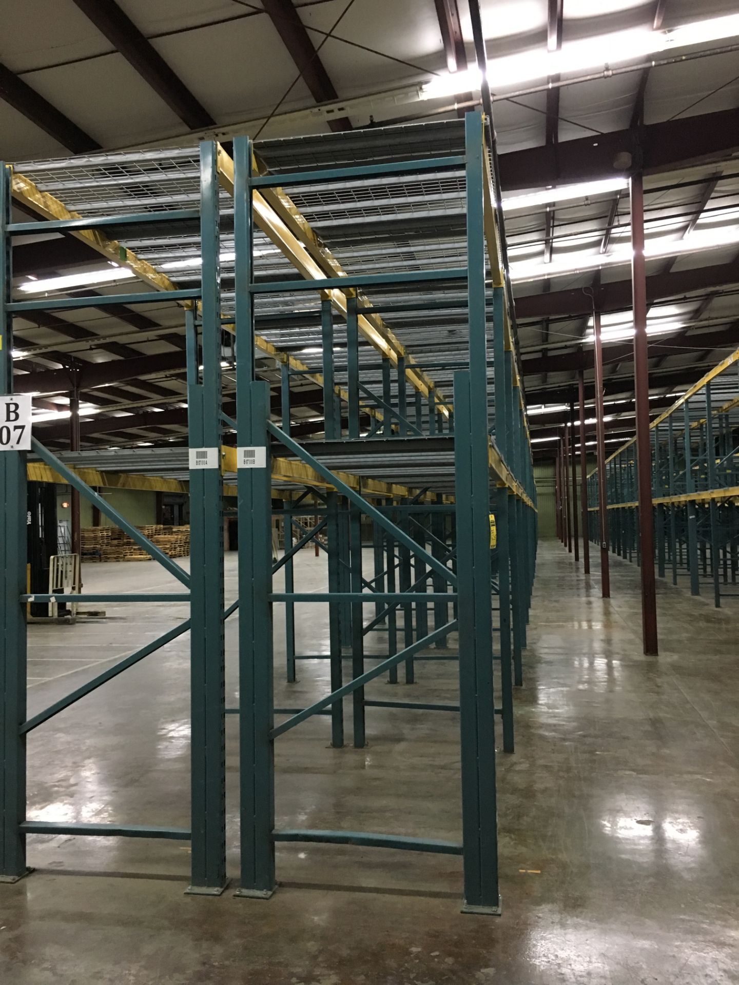 (25) SECTIONS OF UNARCO PALLET RACKING; CONSISTING OF (26) 144'' TALL X 48'' DEEP UPRIGHTS WITH 3" - Image 3 of 8