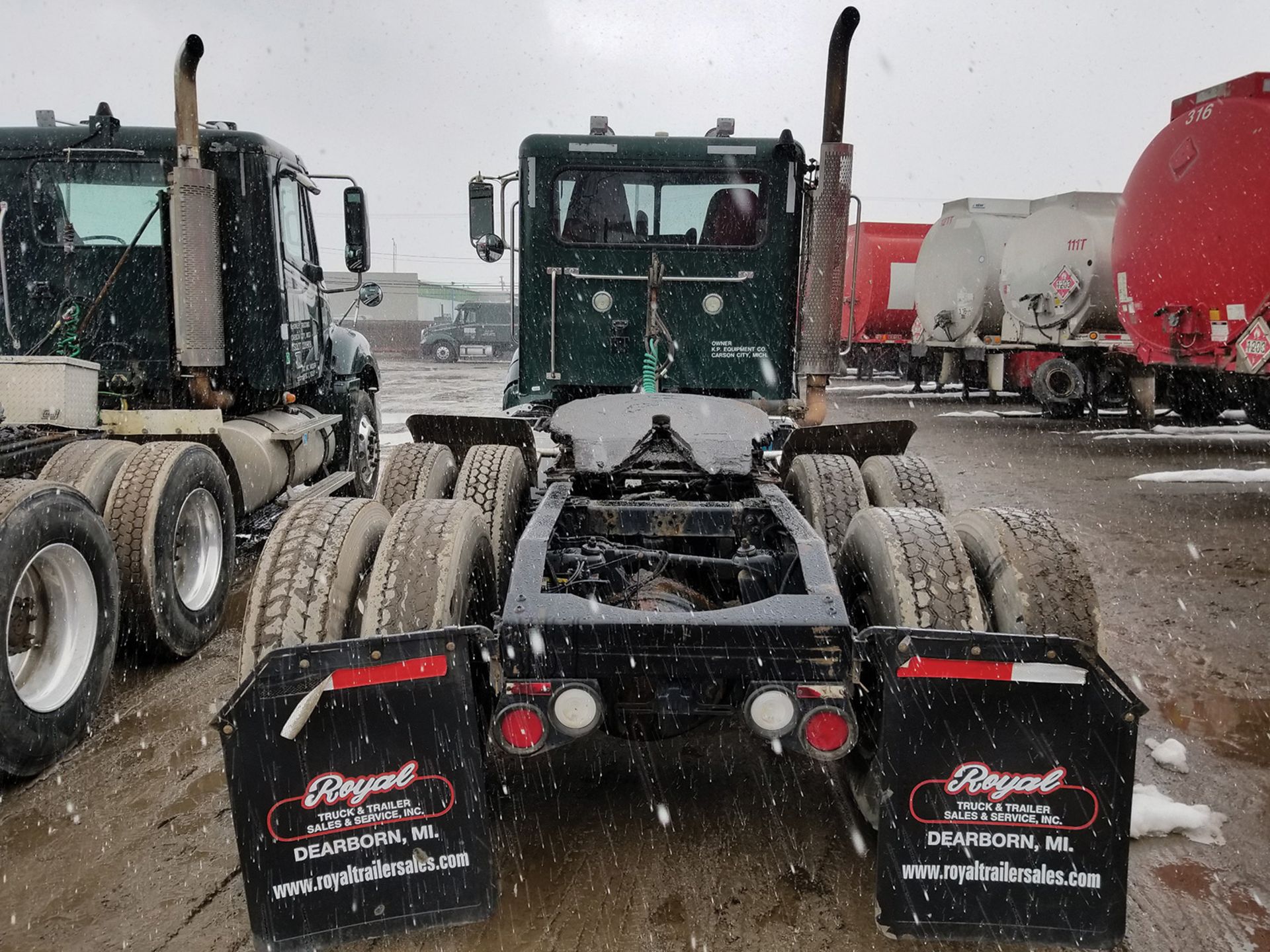 2011 PETERBILT 386 T/A TRUCK TRACTOR, DAY CAB, VIN 1XPHD49X7BD126218, 429,800 MILES, EATON 13- - Image 4 of 6