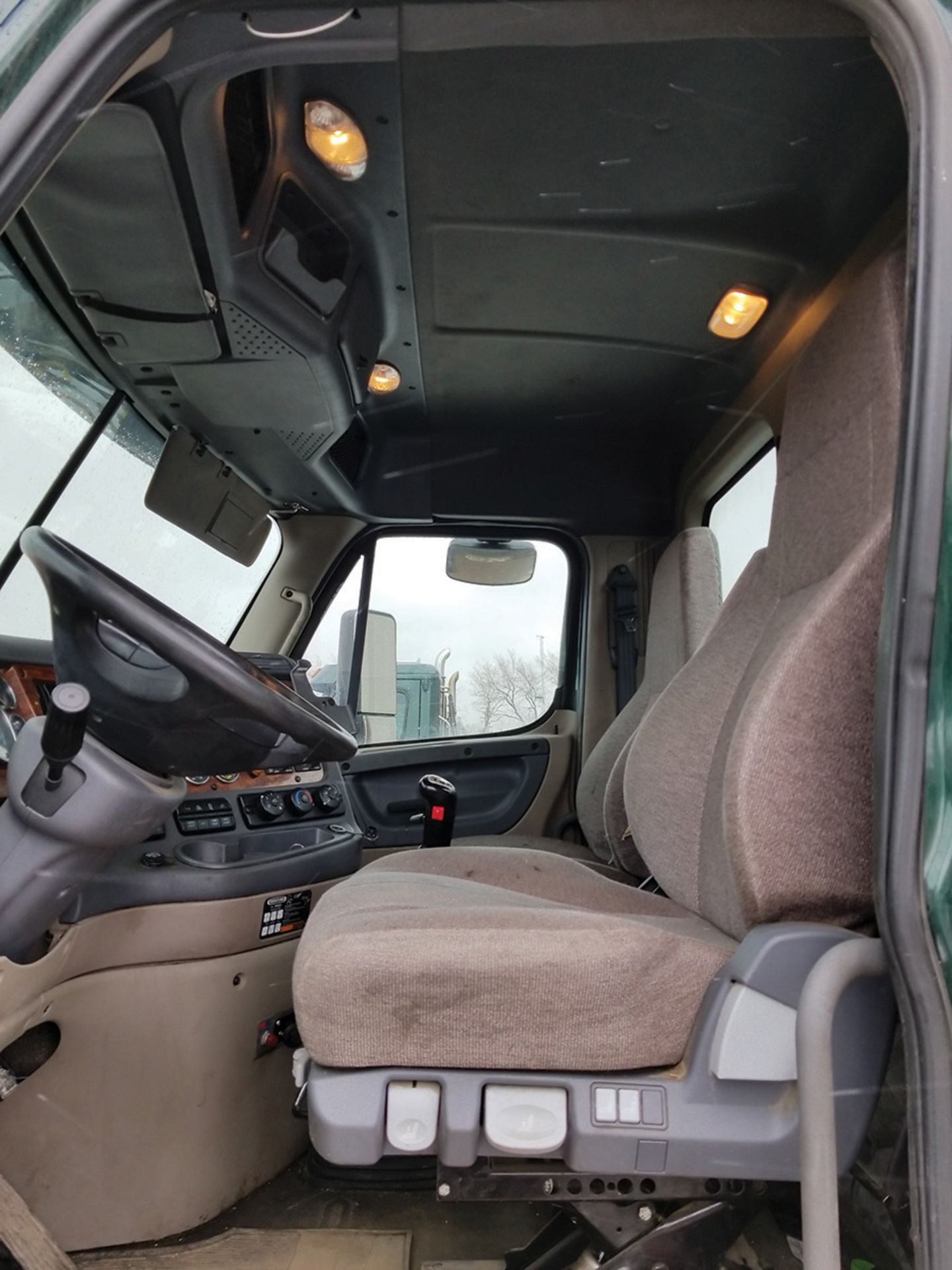 2016 FREIGHTLINER CASCADIA T/A TRUCK TRACTOR, DAY CAB, VIN 3AKJGED55GSHA5254, 190,585 MILES, EATON - Image 7 of 10