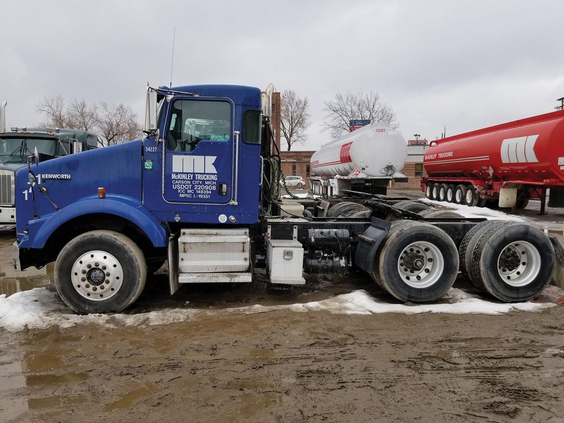 2006 KENWORTH T800 T/A TRUCK TRACTOR, DAY CAB, VIN 1XKDD49X86J126854, 468,550 MILES, EATON 10- - Image 2 of 7