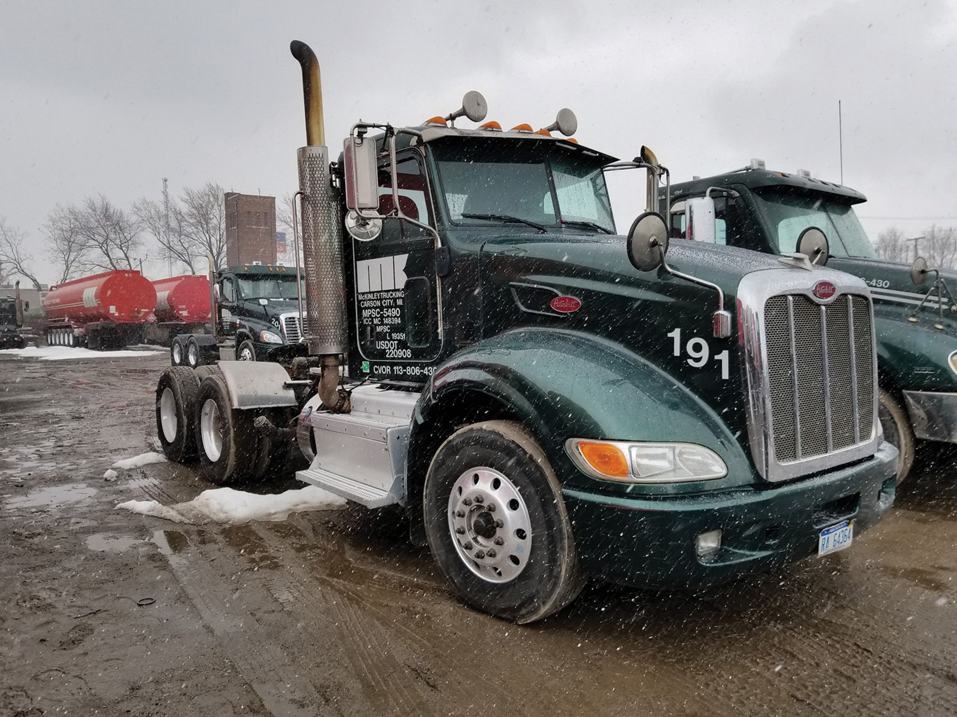 2011 PETERBILT 386 T/A TRUCK TRACTOR, DAY CAB, VIN 1XPHD49X7BD126218, 429,800 MILES, EATON 13- - Image 2 of 6