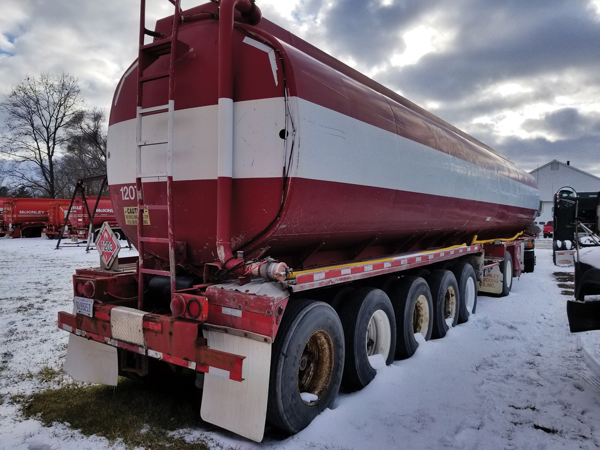 1990 HEIL 6-AXLE TANKER TRAILER, 13,400 GALLON CAPACITY, 5 COMPARTMENT, MC 306, VIN - Image 5 of 9