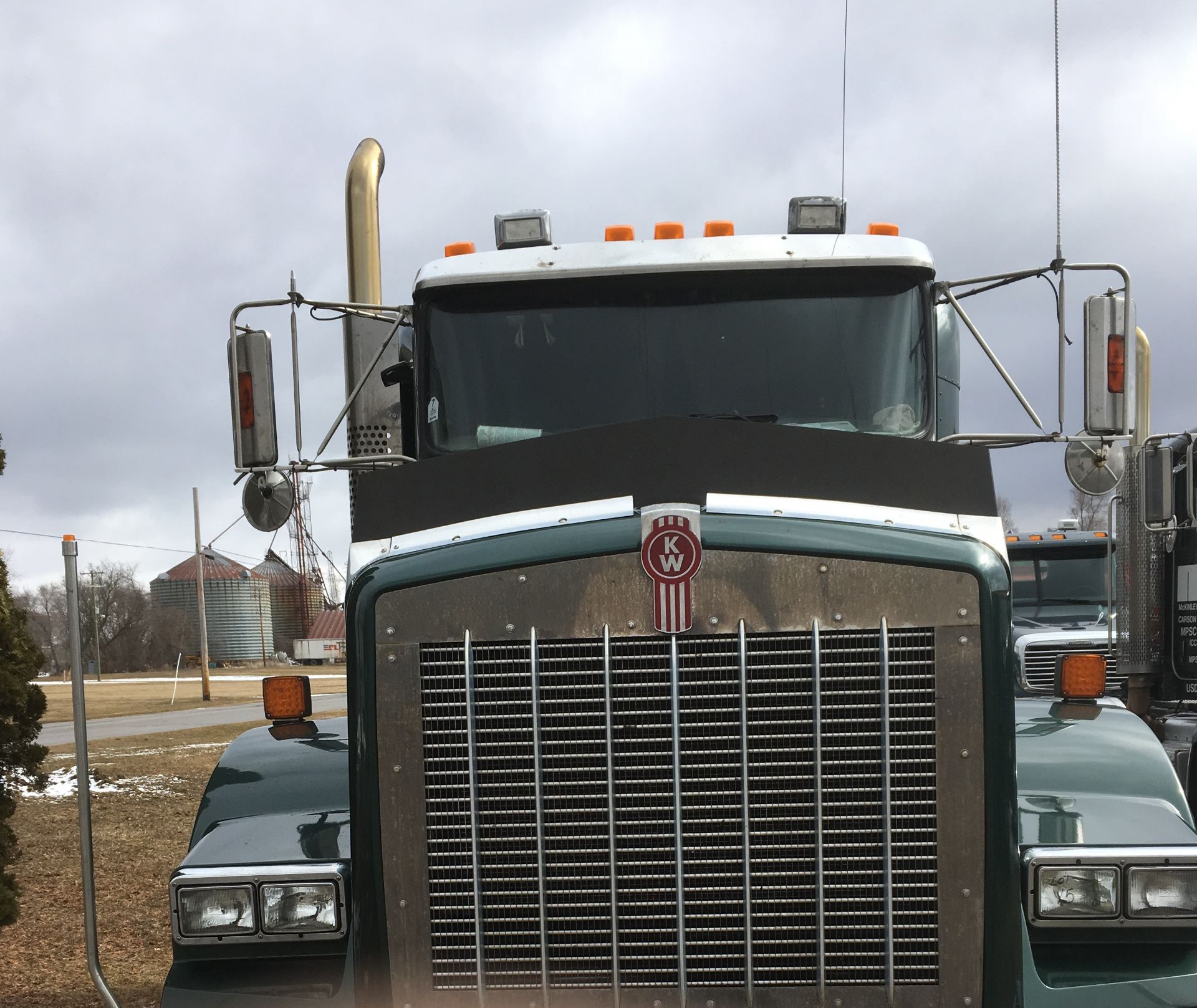 2011 KENWORTH T800 T/A TRUCK TRACTOR, SLEEPER CAB, VIN 1XKDD49X0BJ290724, 613,457 MILES, EATON - Image 4 of 13