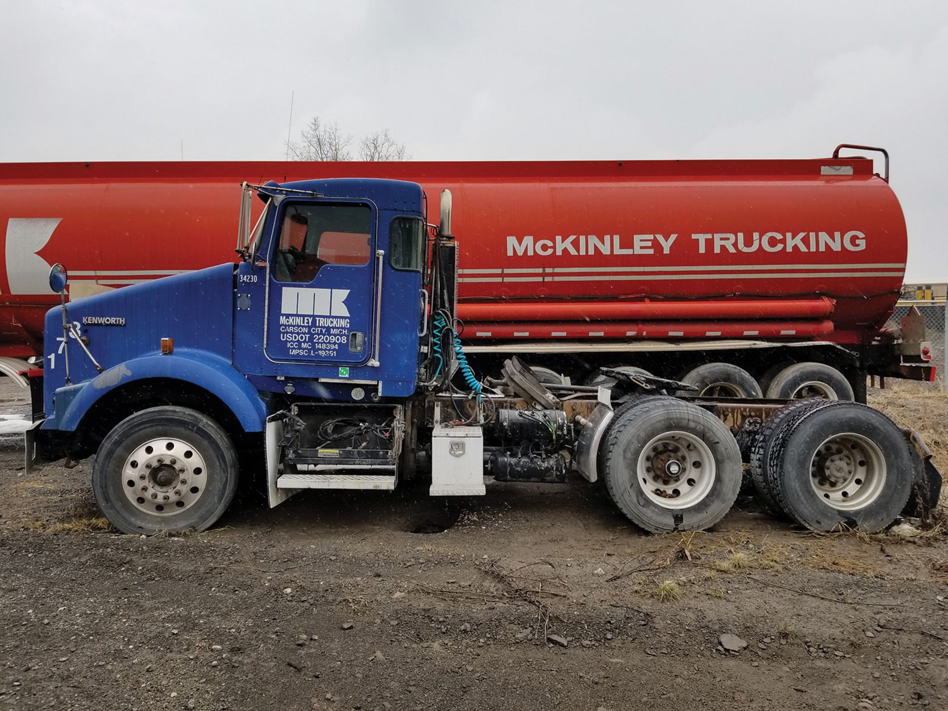 2006 KENWORTH T800 T/A TRUCK TRACTOR, DAY CAB, VIN 1XKDD49X36J126857, 205,613 MILES, EATON FULLER - Image 2 of 6