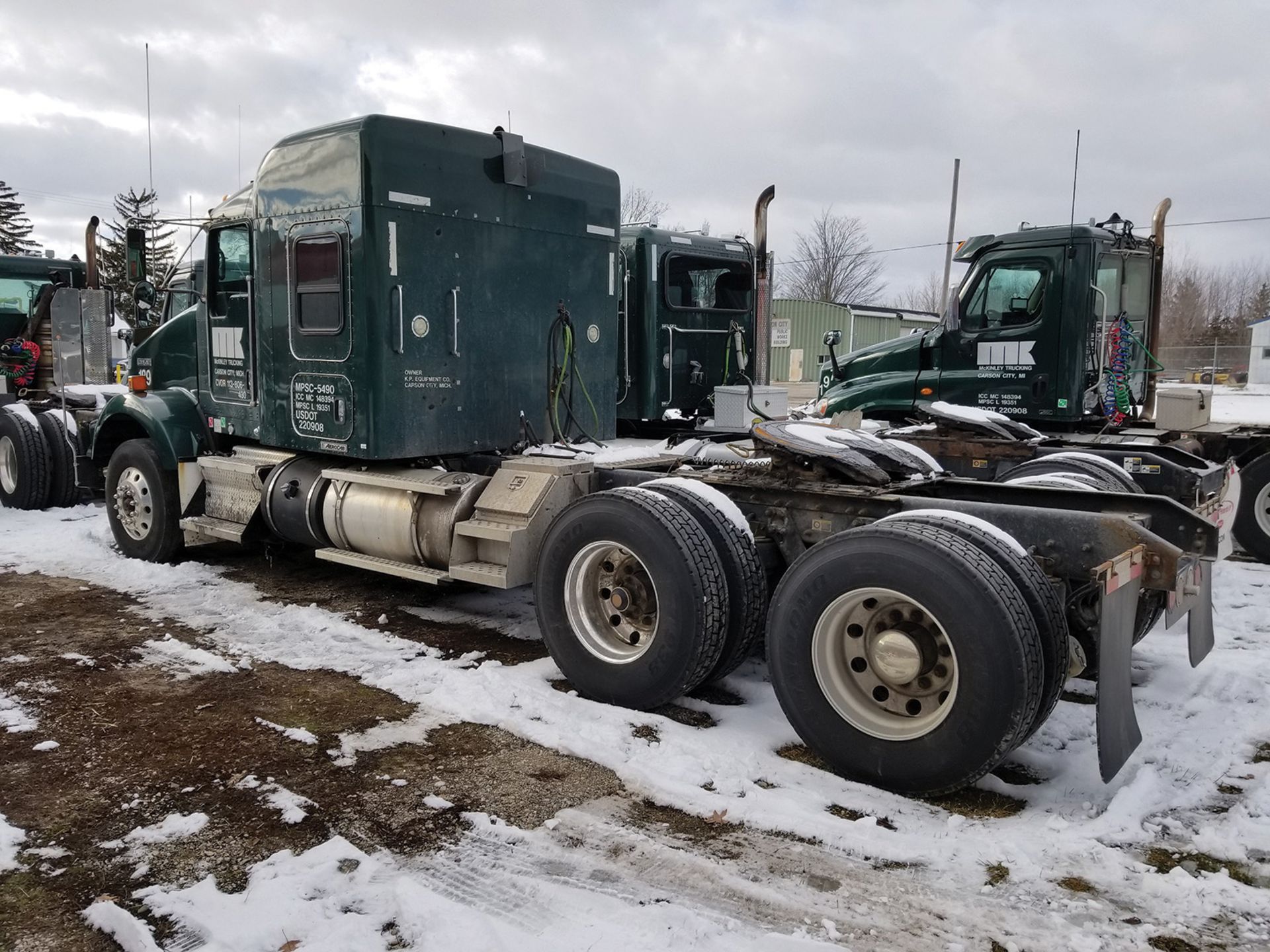 2011 KENWORTH T800 T/A TRUCK TRACTOR, SLEEPER CAB, VIN 1XKDD49X0BJ290724, 613,457 MILES, EATON - Image 7 of 13