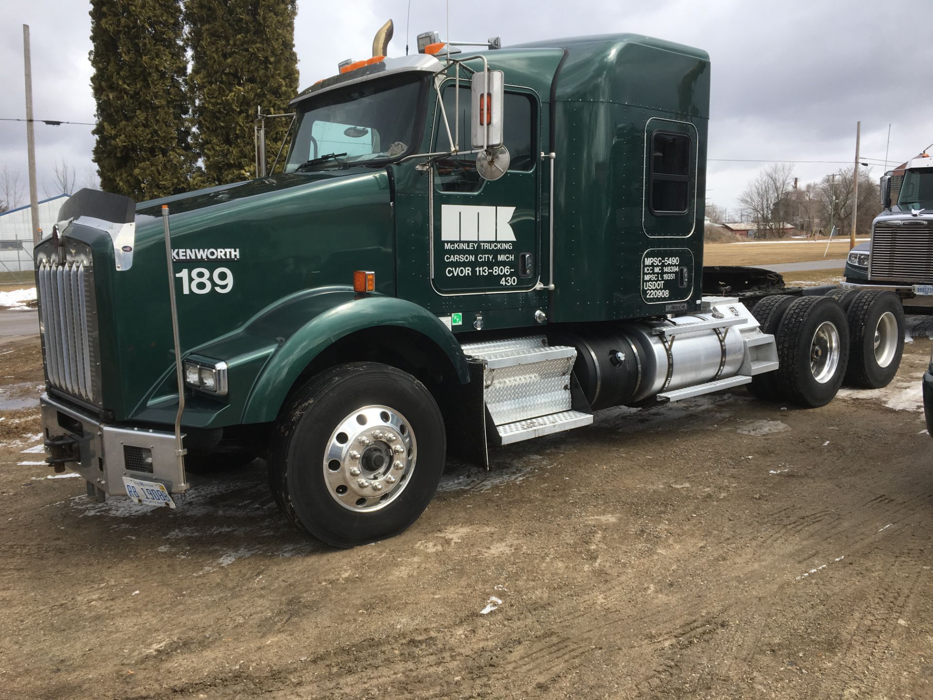 2011 KENWORTH T800 T/A TRUCK TRACTOR, SLEEPER CAB, VIN 1XKDD49X0BJ290724, 613,457 MILES, EATON