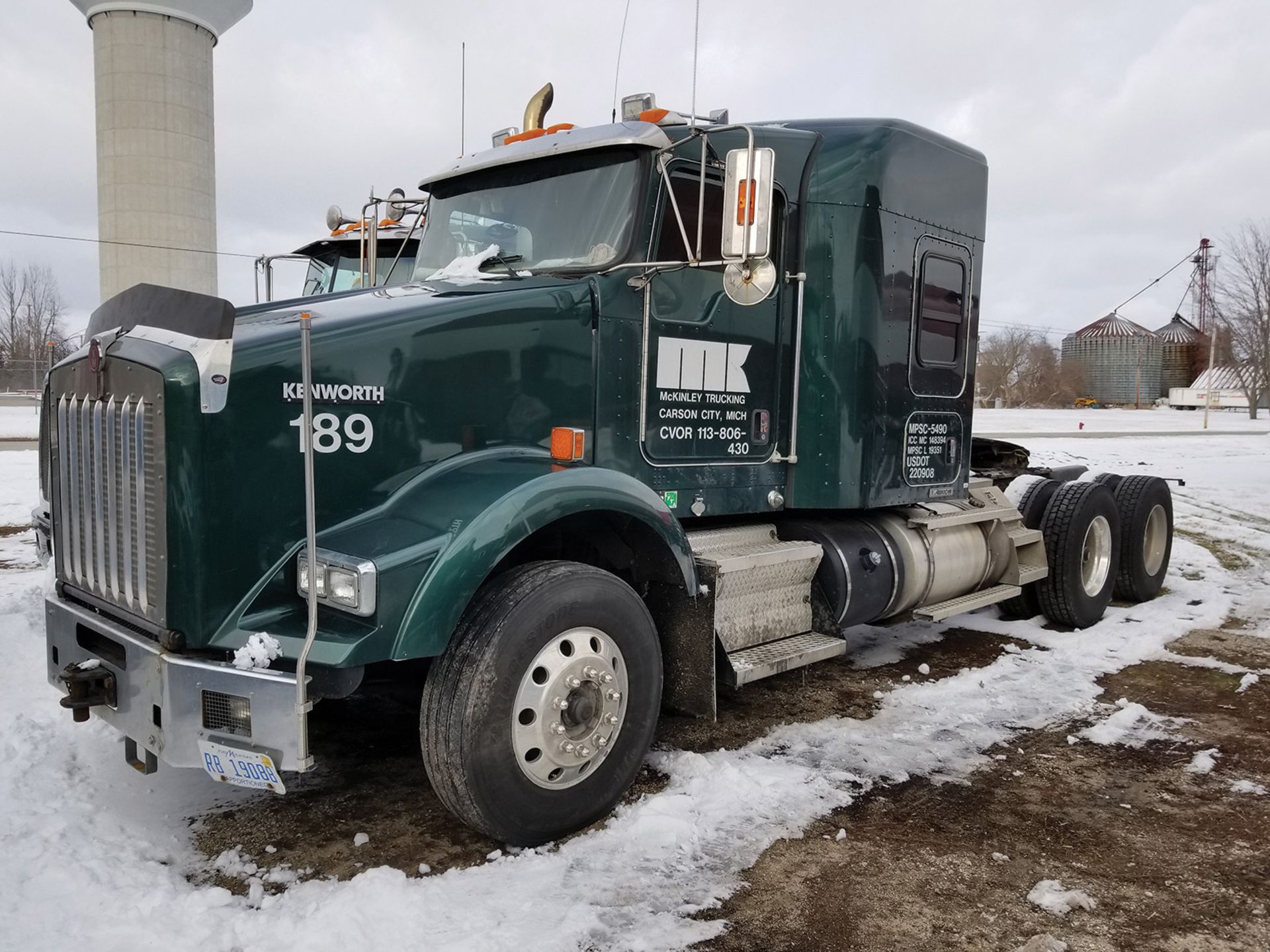 2011 KENWORTH T800 T/A TRUCK TRACTOR, SLEEPER CAB, VIN 1XKDD49X0BJ290724, 613,457 MILES, EATON - Image 2 of 13