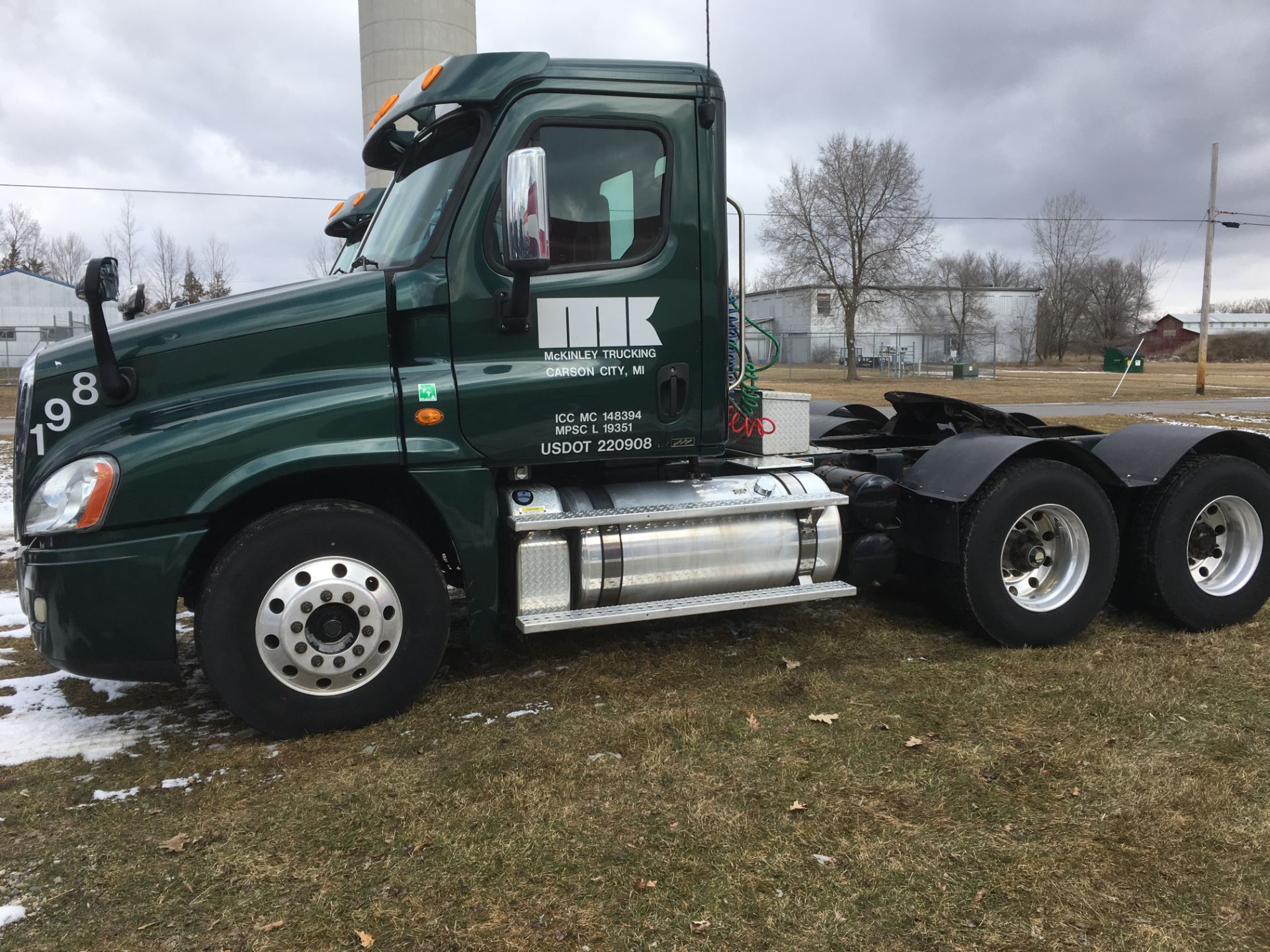 2013 FREIGHTLINER CASCADIA T/A TRUCK TRACTOR, DAY CAB, VIN 3AKJGEDRXDSFF9450, 399,428 MILES, EATON - Image 2 of 9