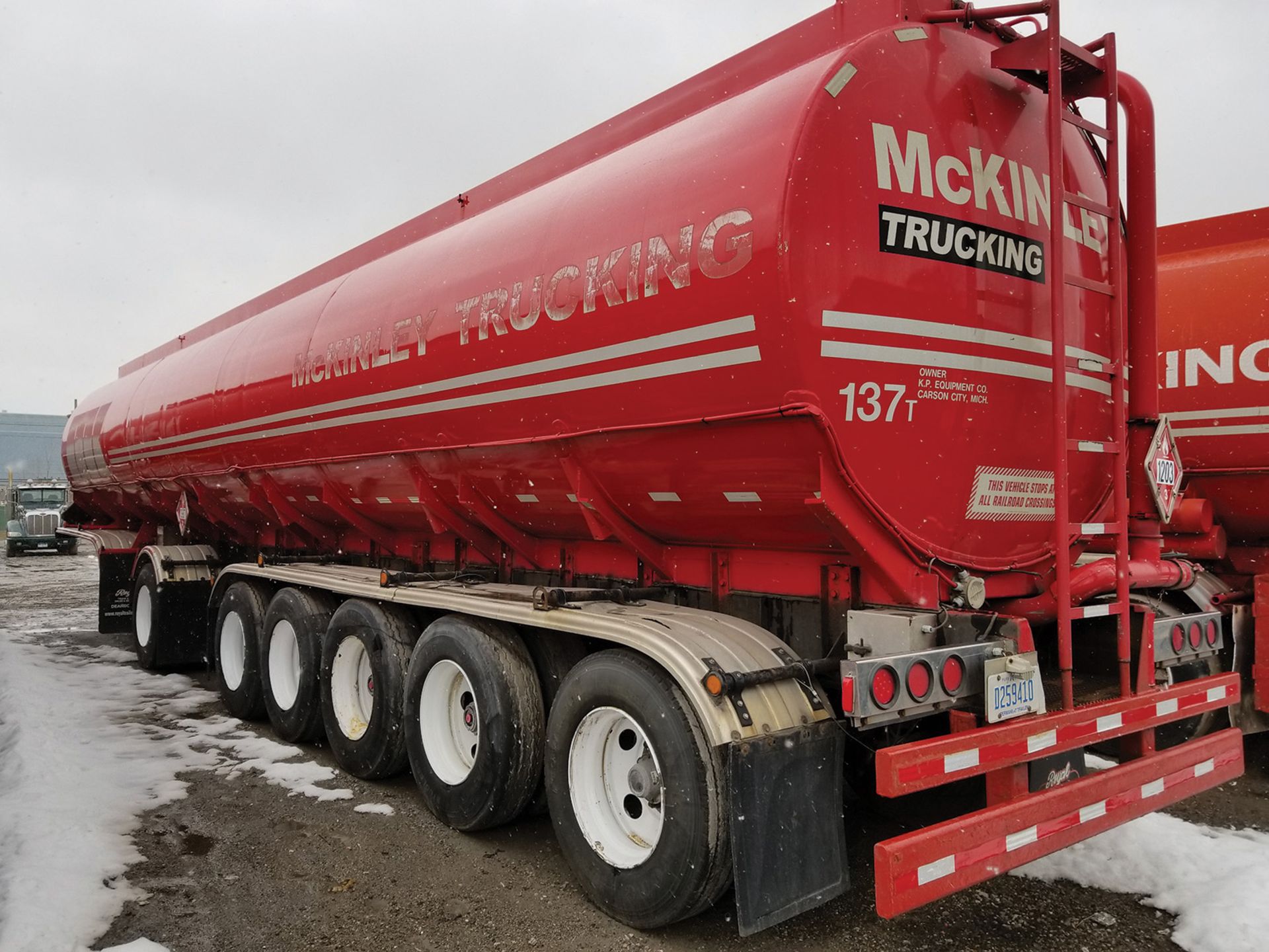 1989 FRUEHAUF 6-AXLE TANKER TRAILER, 13,800 GALLON CAPACITY, 5 COMPARTMENT, DOT 306, VIN - Image 6 of 8