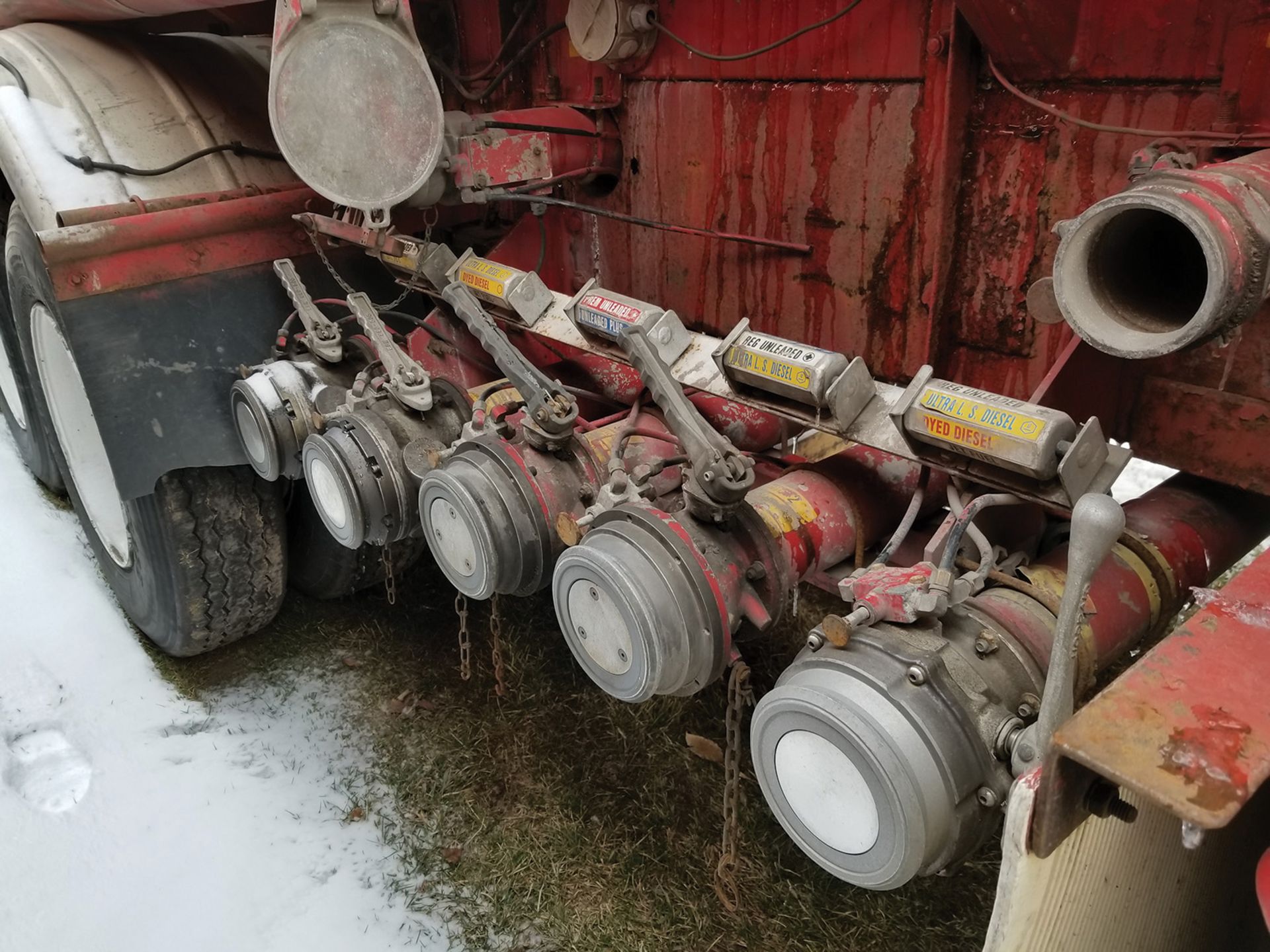 1996 FRUEHAUF 6-AXLE TANKER TRAILER, 13,800 GALLON CAPACITY, 5 COMPARTMENT, DOT 406, VIN - Image 4 of 8