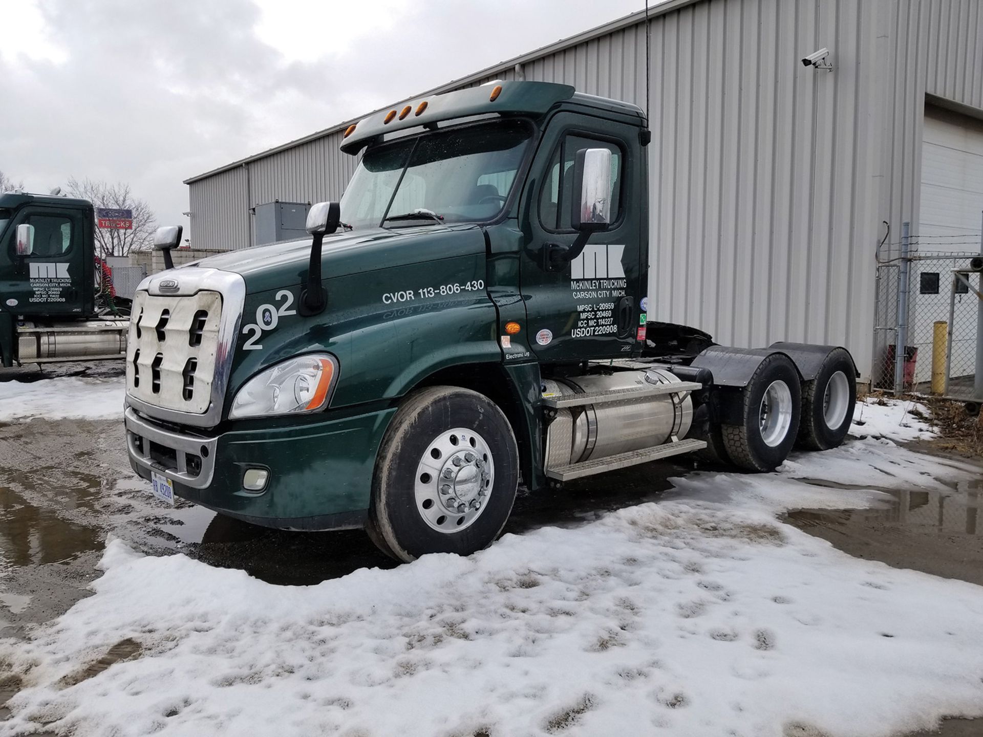 2016 FREIGHTLINER CASCADIA T/A TRUCK TRACTOR, DAY CAB, VIN 3AKJGED55GSHA5254, 190,585 MILES, EATON - Image 2 of 10