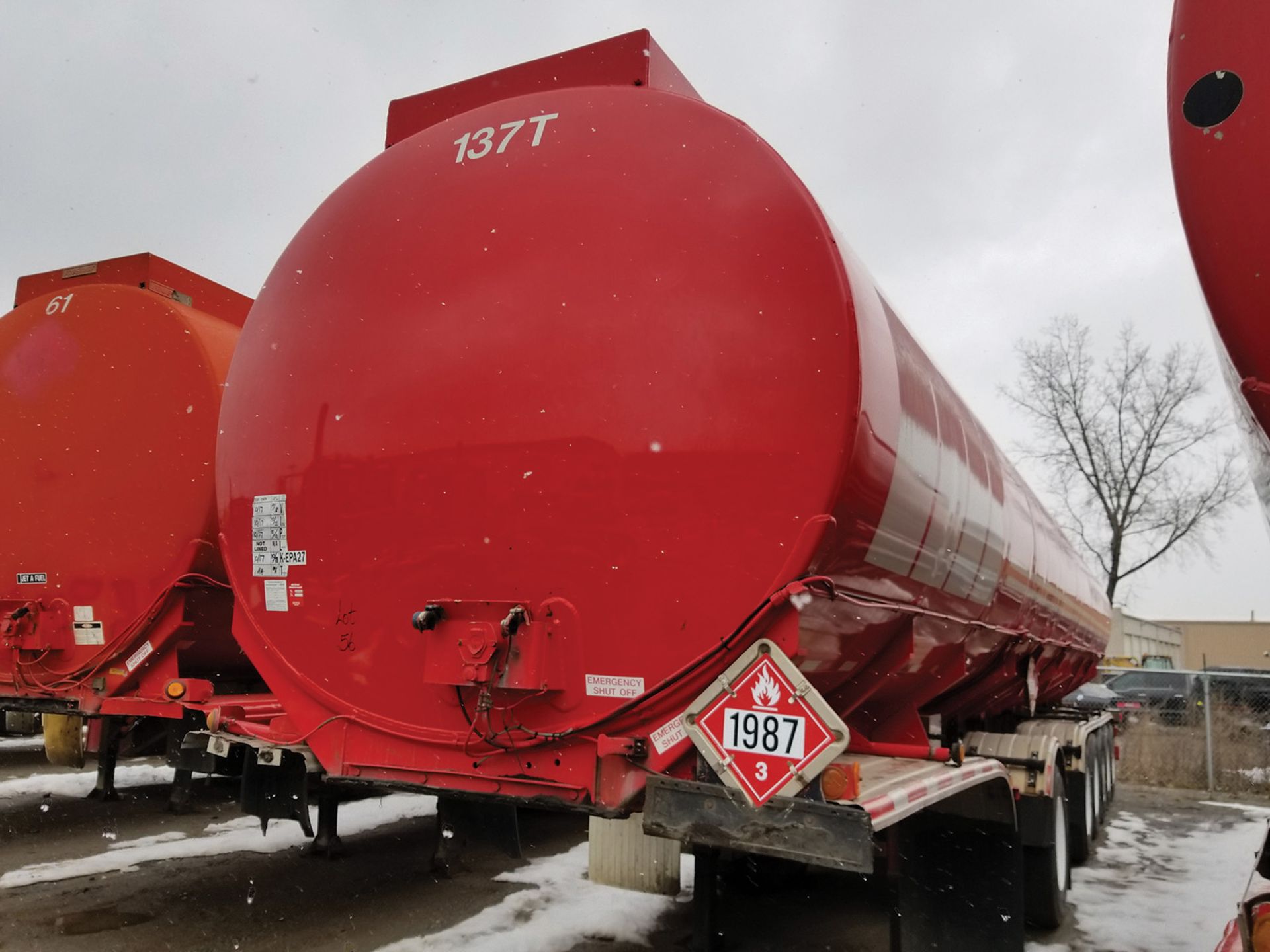 1989 FRUEHAUF 6-AXLE TANKER TRAILER, 13,800 GALLON CAPACITY, 5 COMPARTMENT, DOT 306, VIN - Image 2 of 8