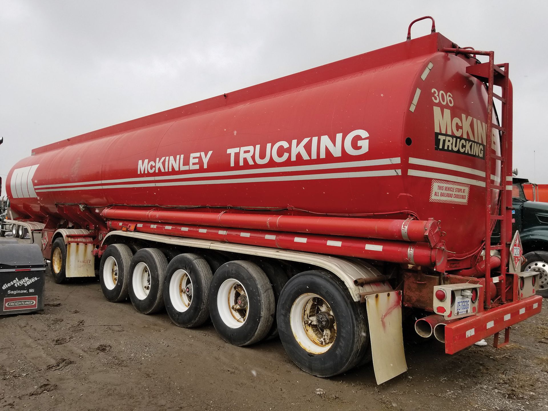 1991 FRUEHAUF 6-AXLE TANKER TRAILER, 13,800 GALLON CAPACITY, 5 COMPARTMENT, DOT 306, VIN - Image 6 of 8