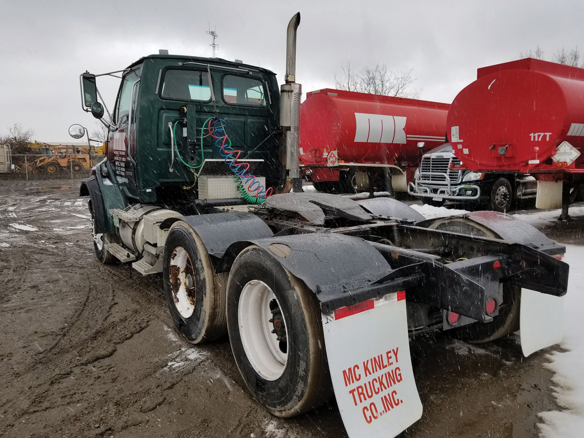 2005 STERLING LT9513 T/A TRUCK TRACTOR, DAY CAB, VIN 2FWJAZCVX5AN69883, 852,110 MILES, 23,500 HOURS, - Image 4 of 7