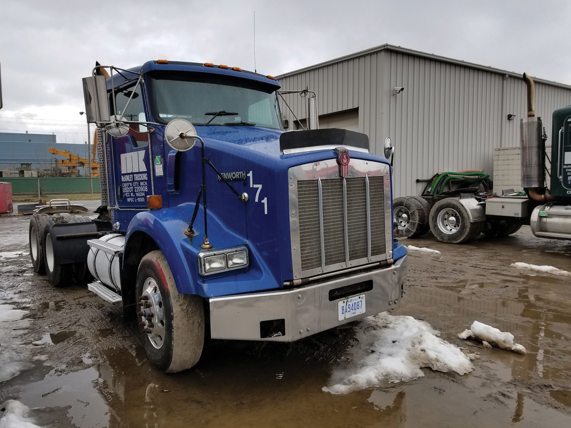 2006 KENWORTH T800 T/A TRUCK TRACTOR, DAY CAB, VIN 1XKDD49X86J126854, 468,550 MILES, EATON 10- - Image 3 of 7