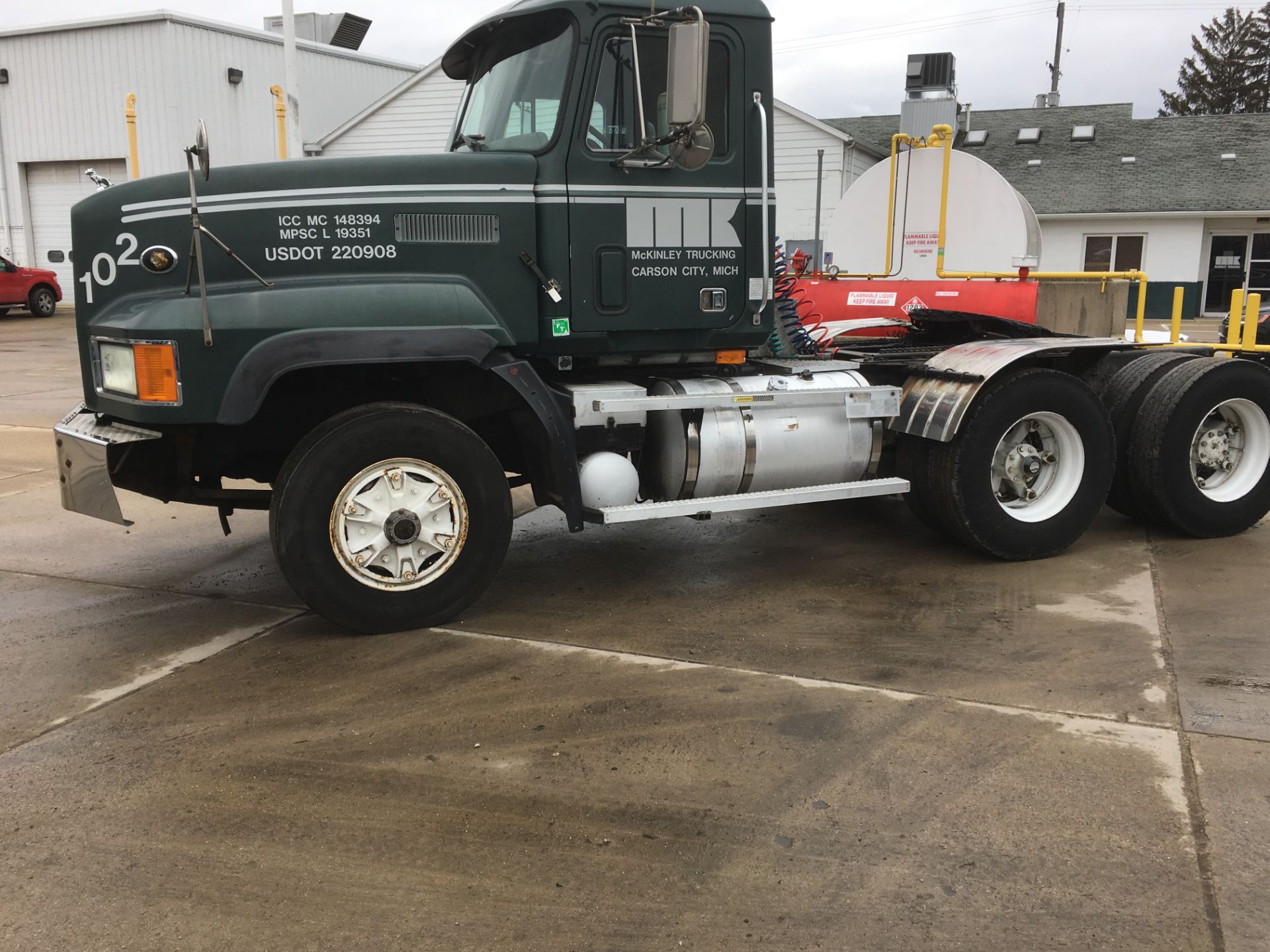 1993 MACK CL713 T/A TRUCK TRACTOR, DAY CAB, VIN 1M2AD38Y2PW001027, 107,246 MILES, MACK 13-SPEED - Image 2 of 5