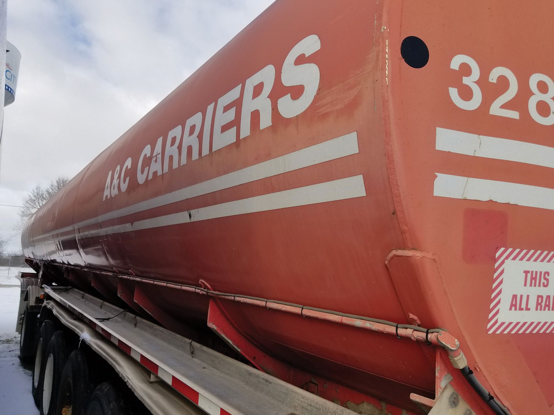 1997 FRUEHAUF 6-AXLE TANKER TRAILER, 13,400 GALLON CAPACITY, 5 COMPARTMENT, DOT 406, VIN - Image 7 of 9