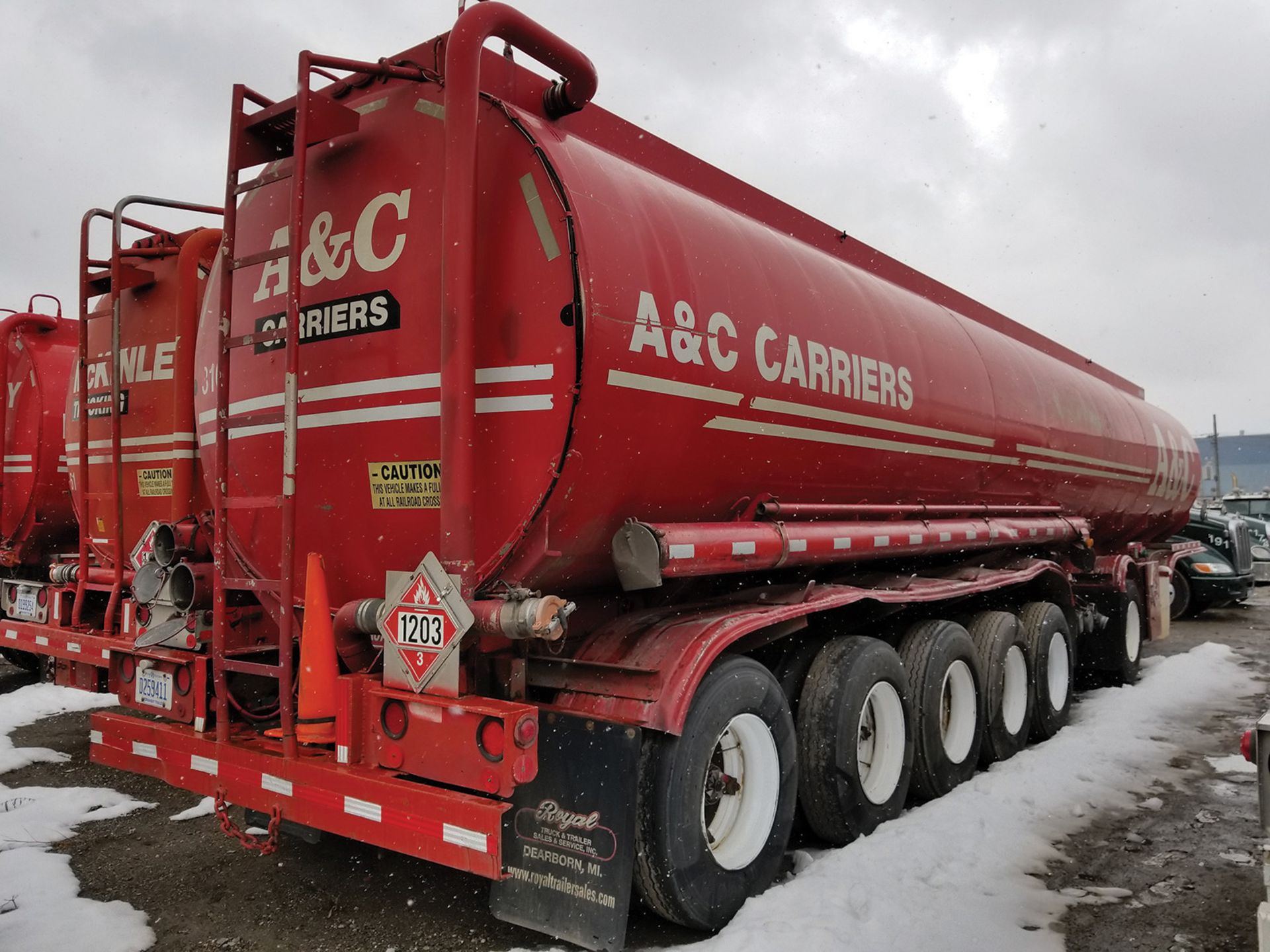 1996 FRUEHAUF 6-AXLE TANKER TRAILER, 13,800 GALLON CAPACITY, 5 COMPARTMENT, DOT 406, VIN - Image 5 of 8