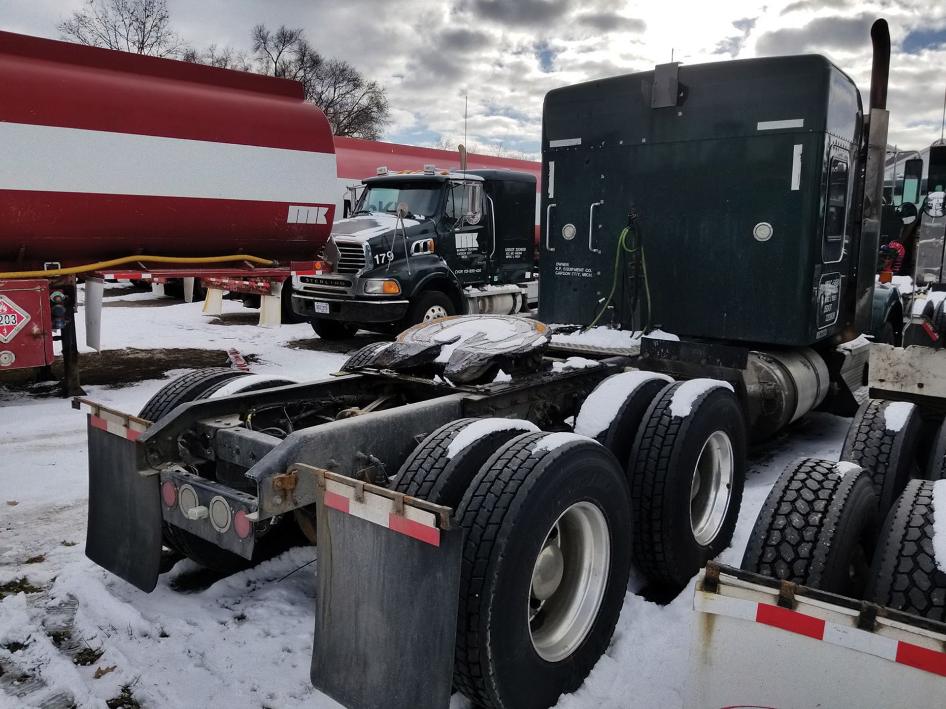 2011 KENWORTH T800 T/A TRUCK TRACTOR, SLEEPER CAB, VIN 1XKDD49X0BJ290724, 613,457 MILES, EATON - Image 5 of 13