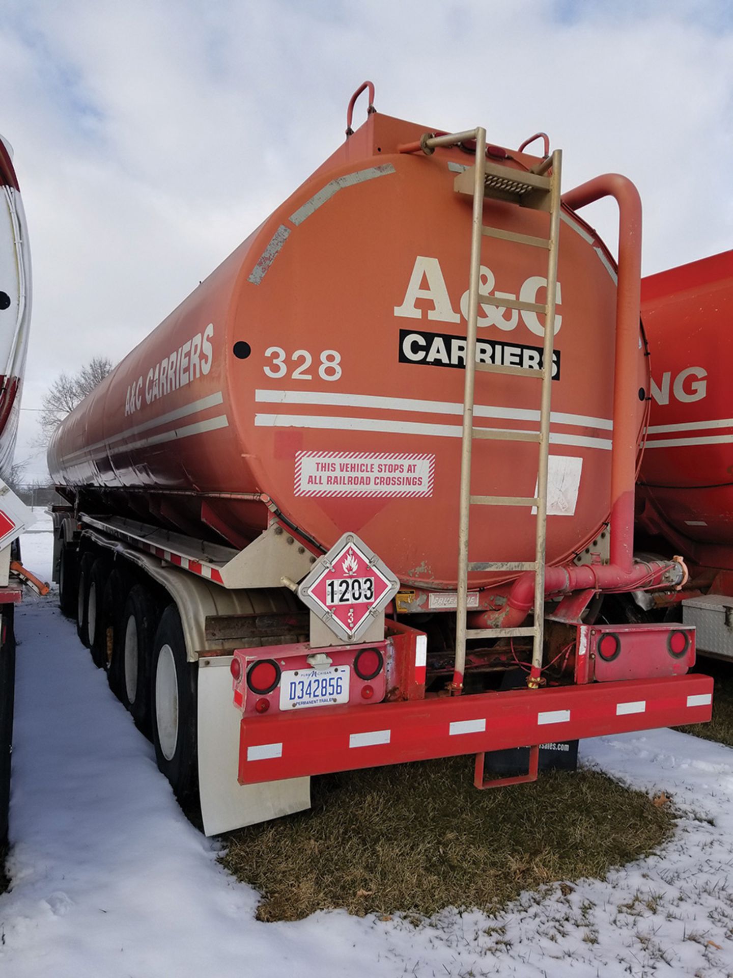 1997 FRUEHAUF 6-AXLE TANKER TRAILER, 13,400 GALLON CAPACITY, 5 COMPARTMENT, DOT 406, VIN - Image 6 of 9