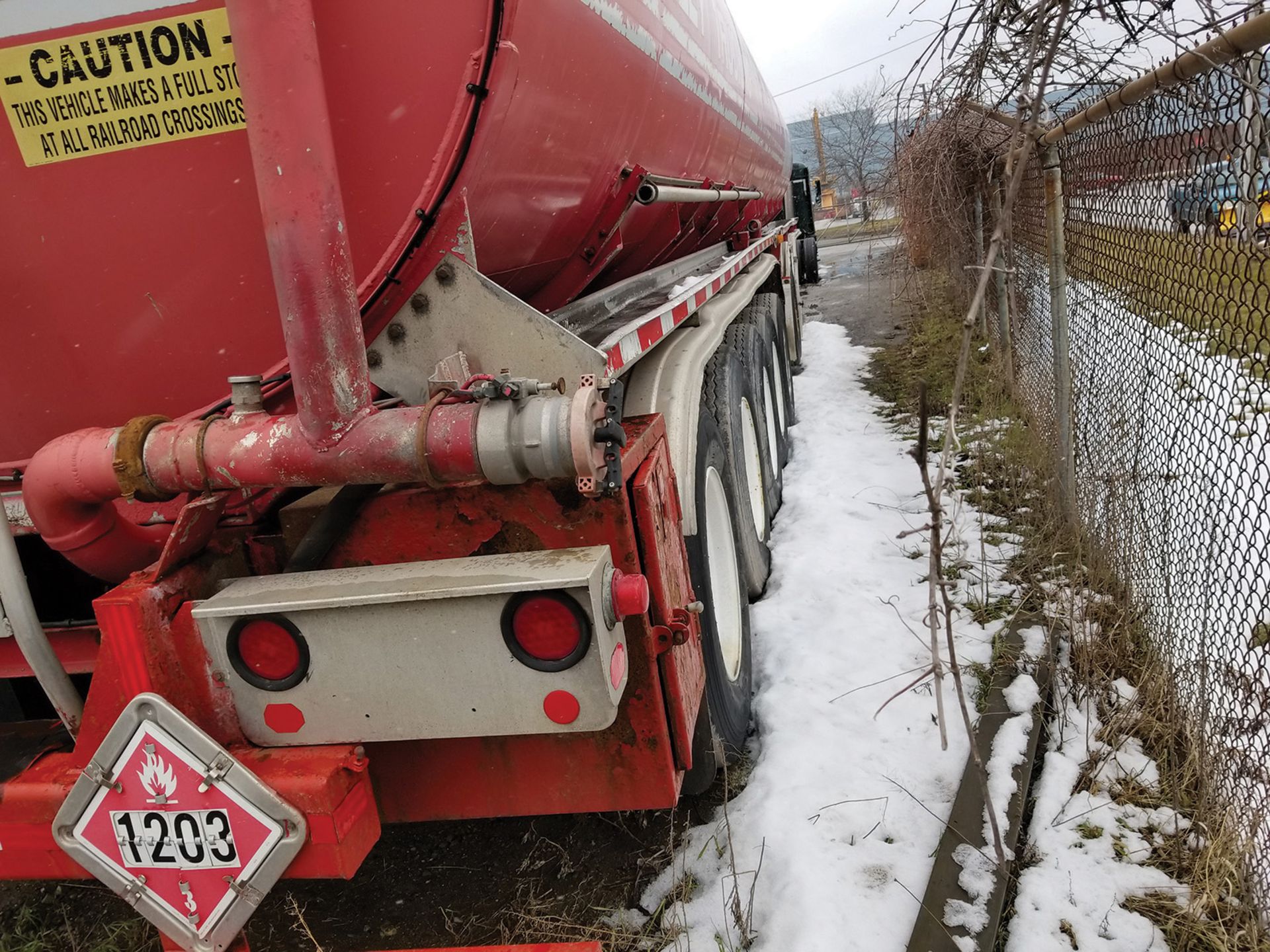 2000 FRUEHAUF 6-AXLE TANKER TRAILER, 13,400 GALLON CAPACITY, 5 COMPARTMENT, DOT 406, VIN - Image 4 of 8