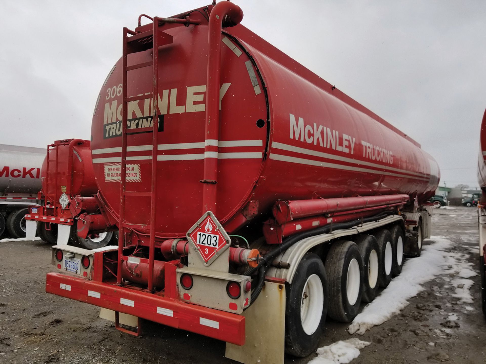 1991 FRUEHAUF 6-AXLE TANKER TRAILER, 13,800 GALLON CAPACITY, 5 COMPARTMENT, DOT 306, VIN - Image 5 of 8