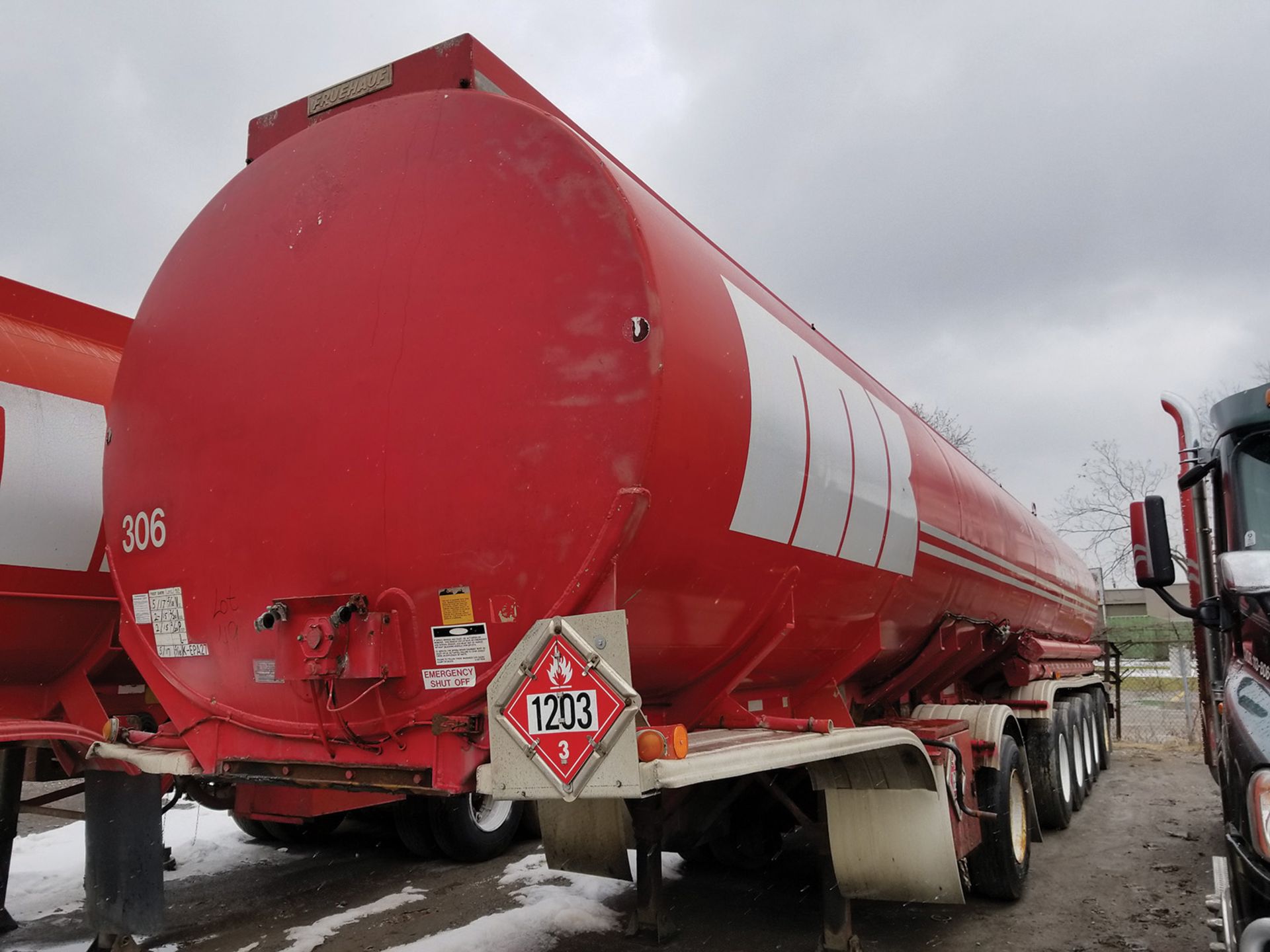 1991 FRUEHAUF 6-AXLE TANKER TRAILER, 13,800 GALLON CAPACITY, 5 COMPARTMENT, DOT 306, VIN - Image 2 of 8