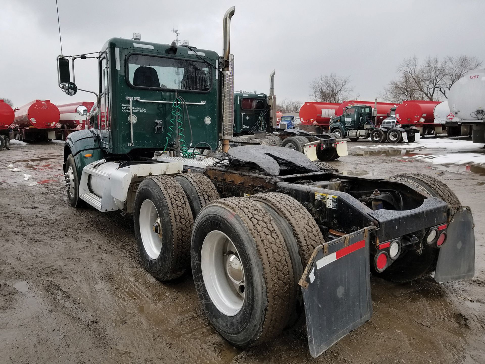 2012 PETERBILT 386 T/A TRUCK TRACTOR, DAY CAB, VIN 1XPHD49X2CD169169, 445,665 MILES, EATON 13- - Image 4 of 7