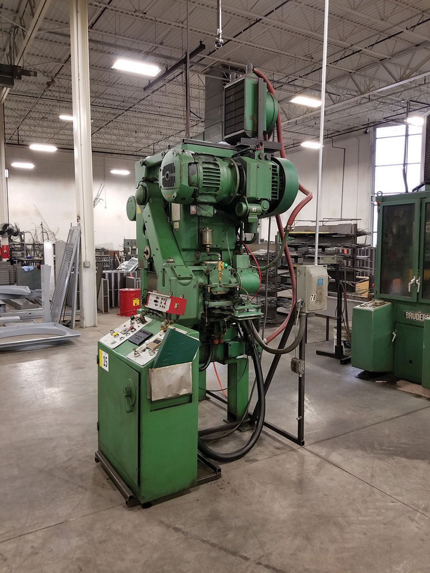 BRUDERER BSTA 25 PUNCH PRESS, MALFUNCTION DETECTOR, 25-HP GE MOTOR, 21 X 21 T-SLOTTED TABLE, 21'`W X - Image 5 of 7