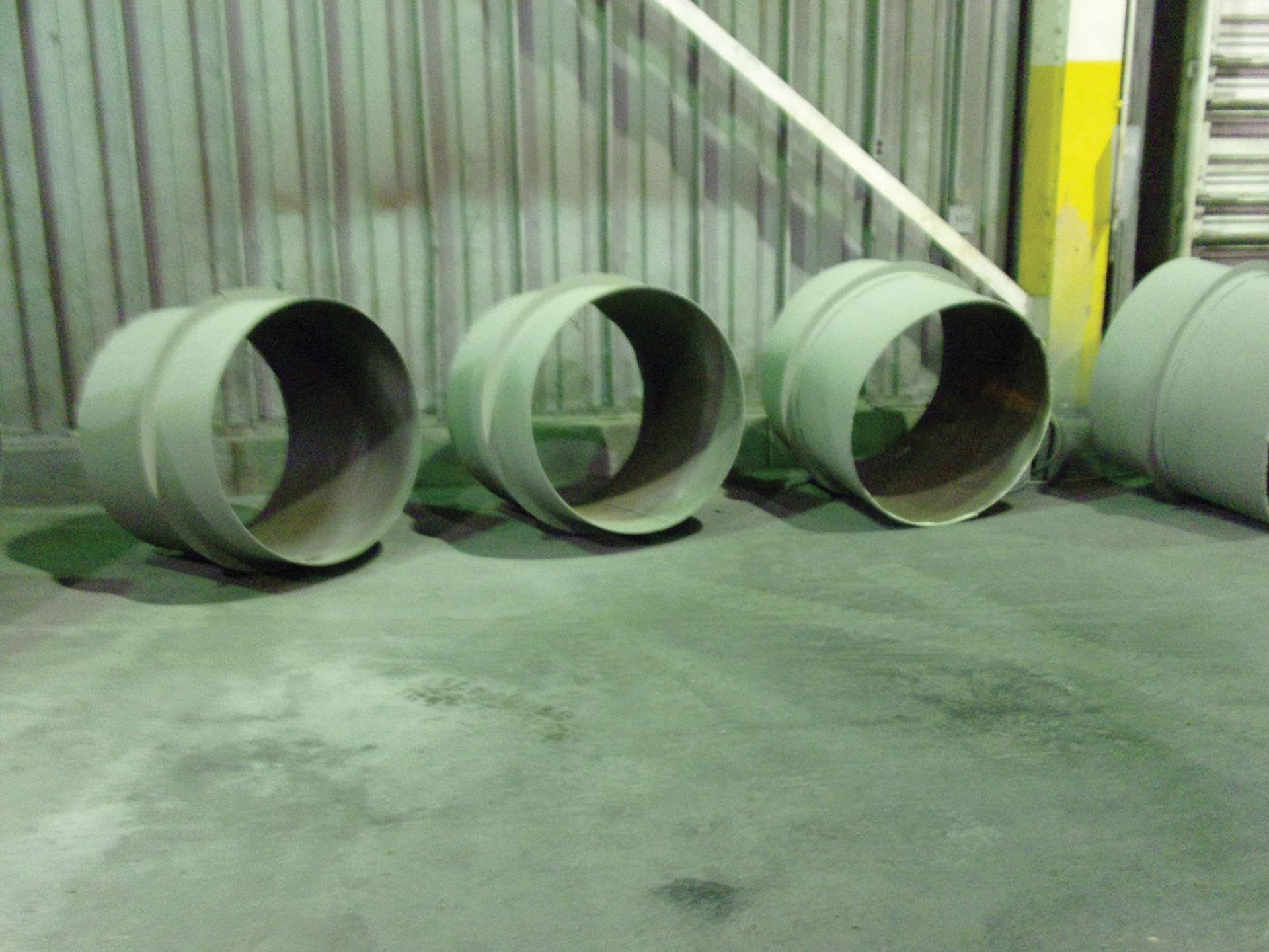 (4) LARGE PIPES WITH (4) COLLARS - Image 4 of 4