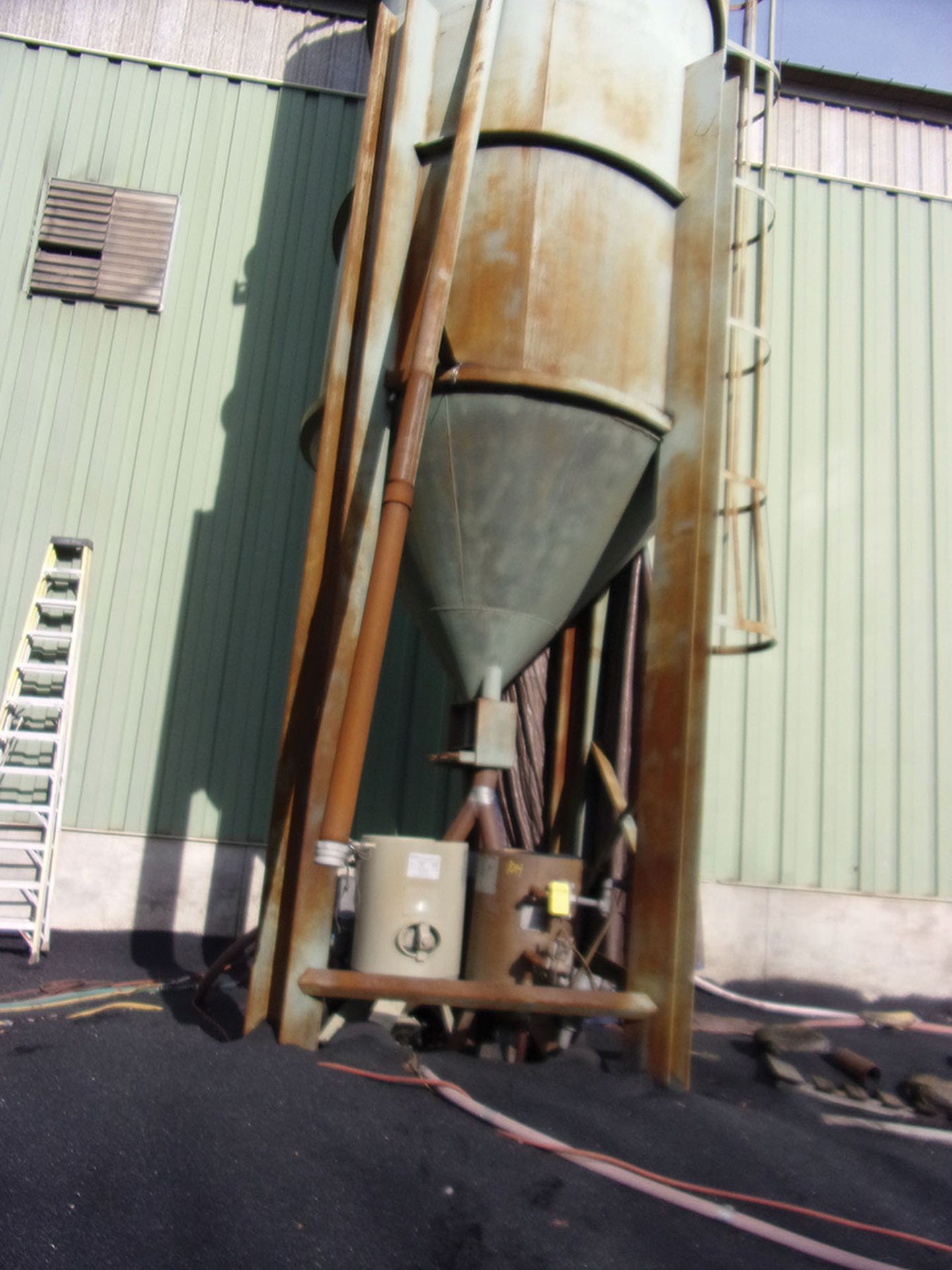 ABRASIVE SILO WITH (3) BLASTING POTS AND HOSE