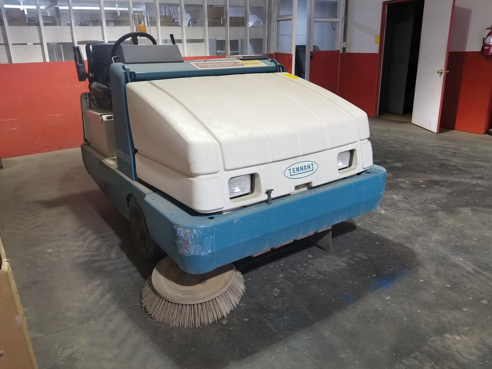 TENNANT 6600 FLOOR SWEEPER; GAS POWERED, GVW 5,200 LB., DUAL BRUSH, 3-SPEED, 351 HR., ADJUSTABLE - Image 2 of 3