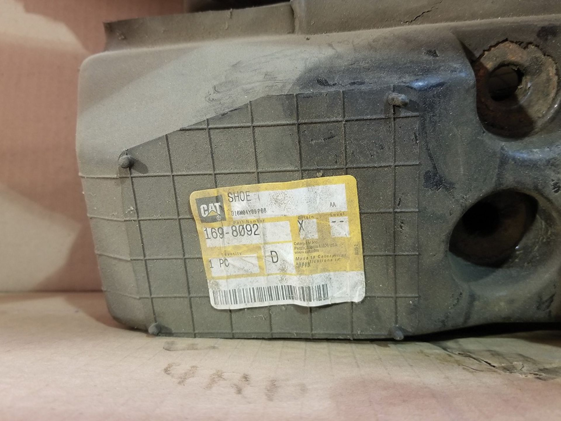 (5) GENIE GRATED ENGINE COVERS AND SIDES & BOX ON PALLET OF CATERPILLAR SHOES, AND HOSES *** - Image 3 of 6