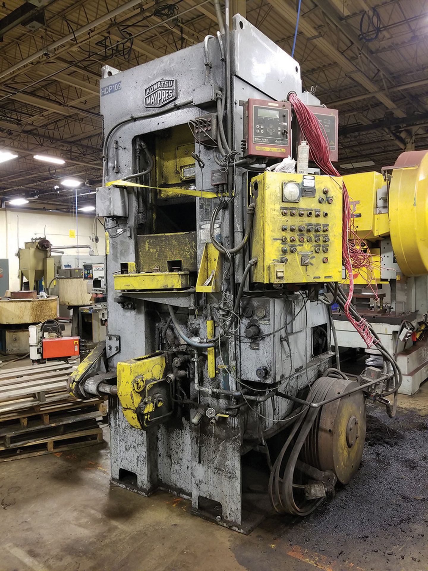 KOMATSU 300-TON PRESS, 4'' SLIDE ADJUSTMENT, AIR CLUTCH/COUNTERBALANCE, WINTRISS DIPRO 1500 DIE - Image 3 of 3