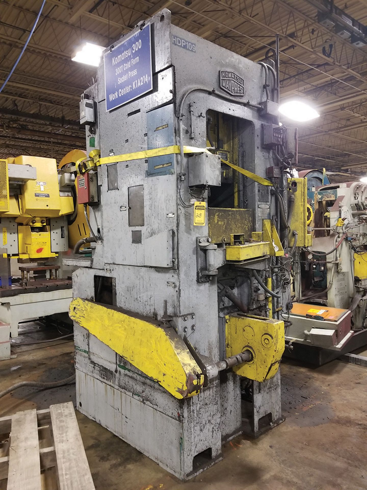 KOMATSU 300-TON PRESS, 4'' SLIDE ADJUSTMENT, AIR CLUTCH/COUNTERBALANCE, WINTRISS DIPRO 1500 DIE