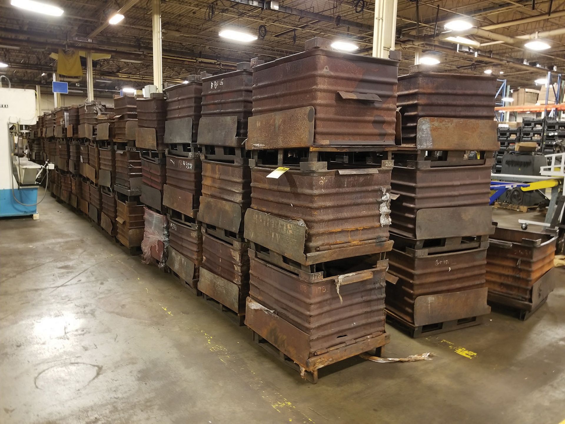 (160) 23- 26'' X 25-29'' X 16-20'' DEEP DUMPING STEEL PARTS BINS; SOME VARYING SIZES WITHIN COUNT - Image 3 of 6