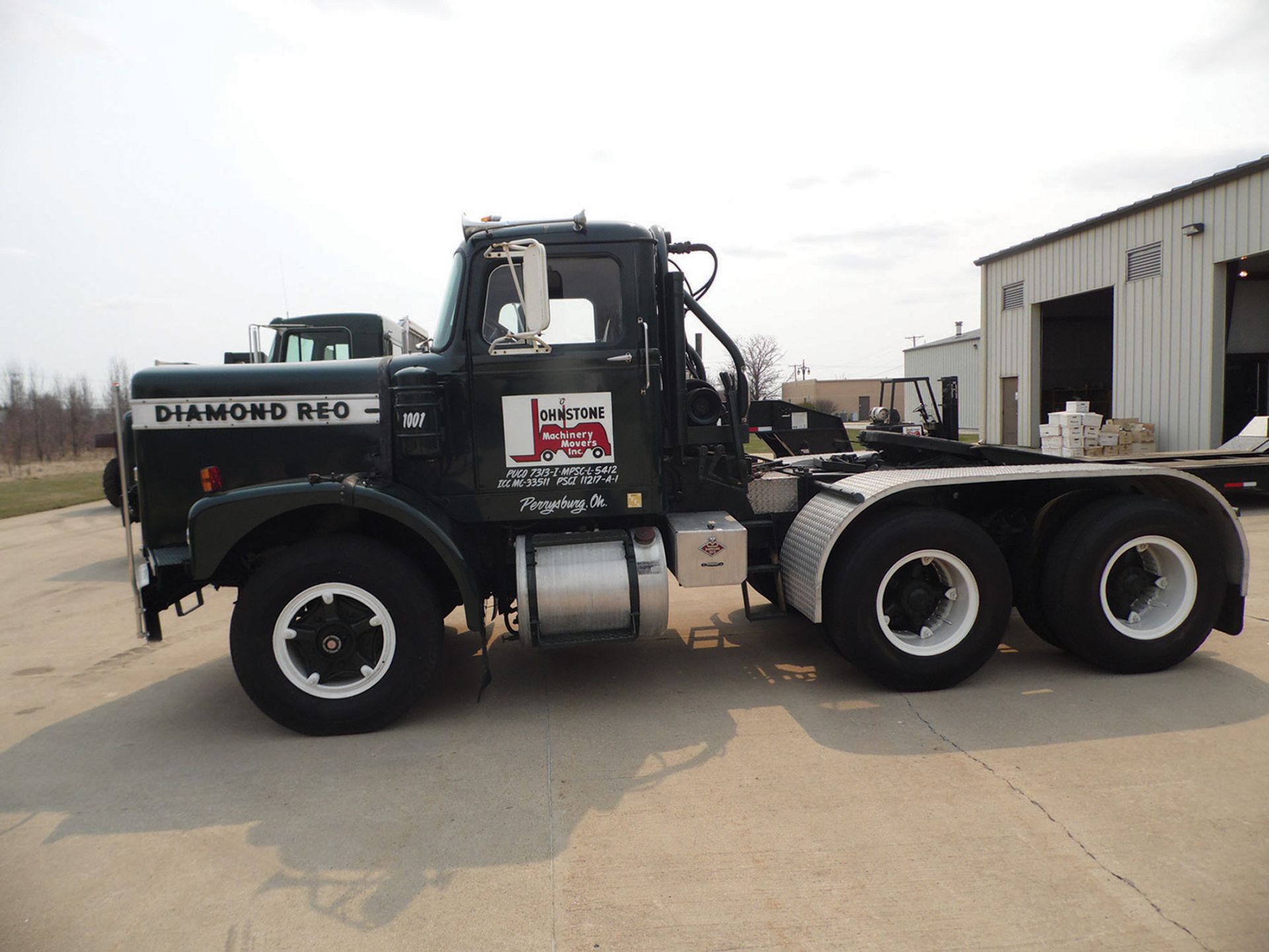 1970 DIAMOND REO DAY CAB TRUCK TRACTOR; MODEL C-11464DBL, VIN DRE64HC584098, MEAD MORRISON 2C616PC