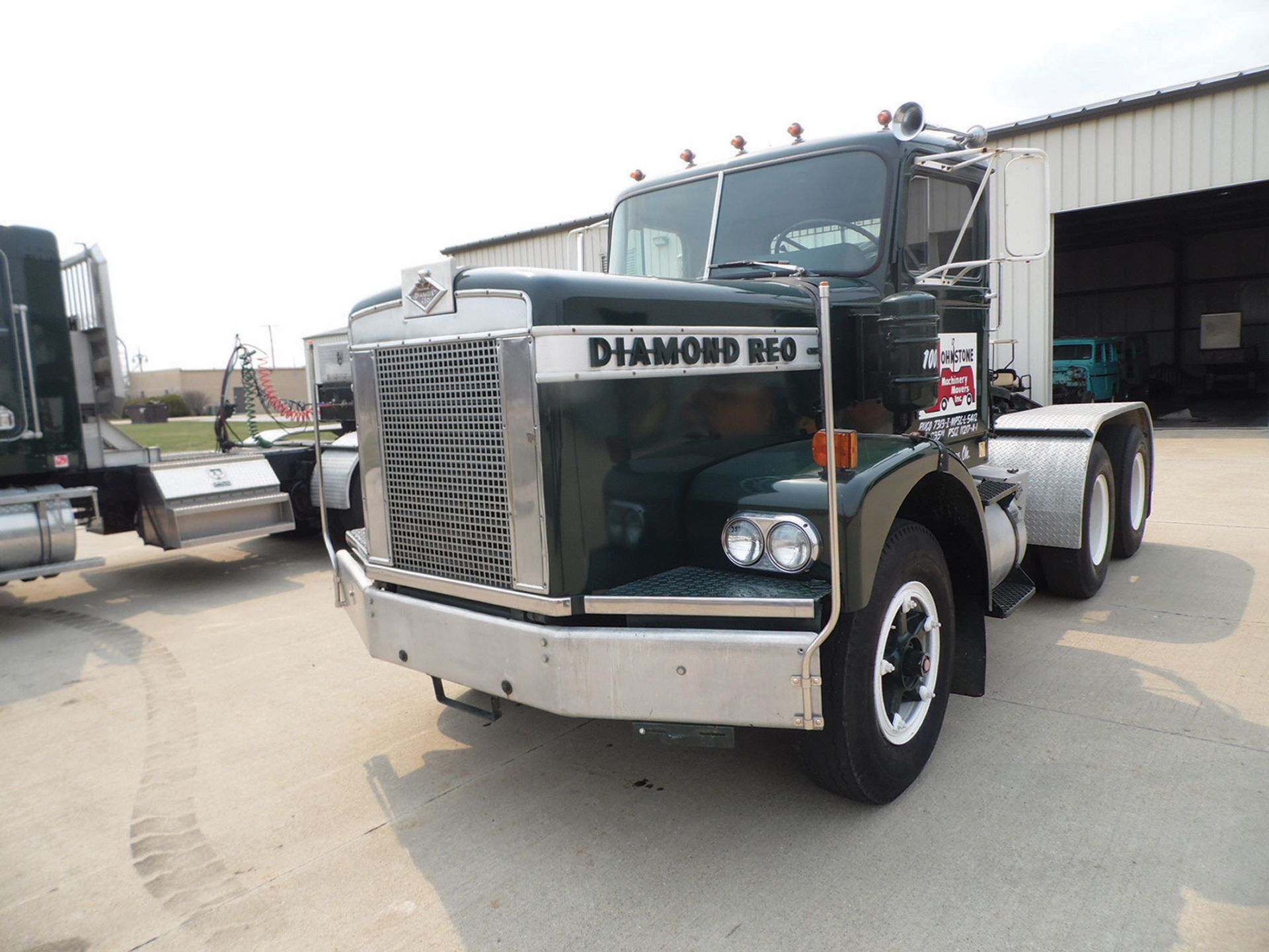 1970 DIAMOND REO DAY CAB TRUCK TRACTOR; MODEL C-11464DBL, VIN DRE64HC584098, MEAD MORRISON 2C616PC - Image 2 of 4