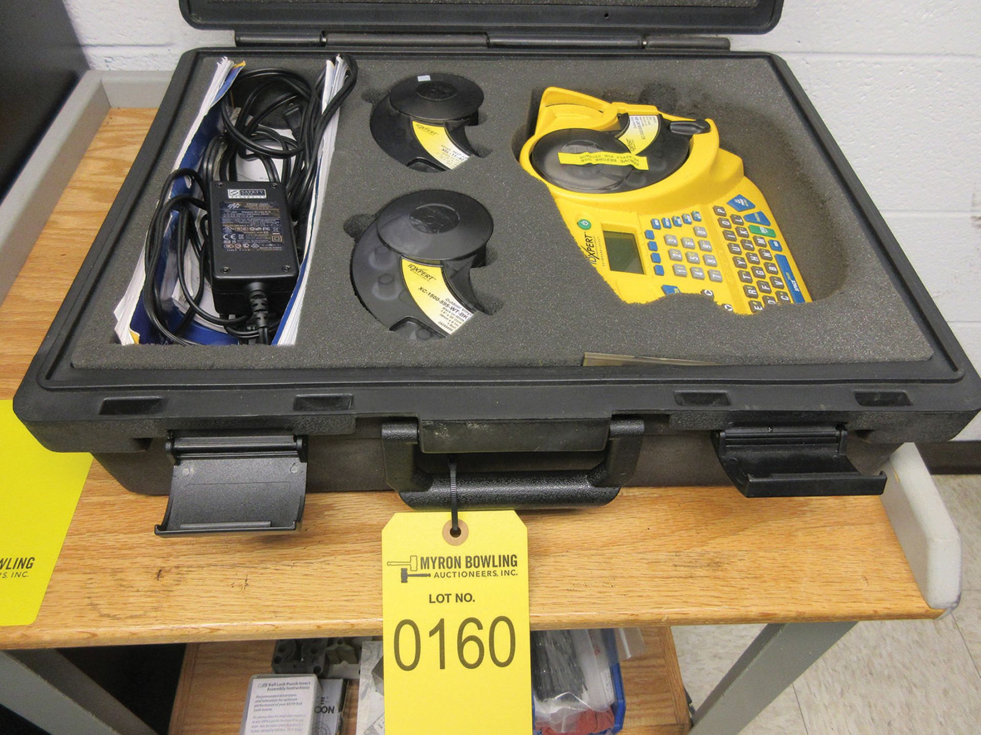 BRADY IDXPERT HAND HELD LABELER WITH CASE