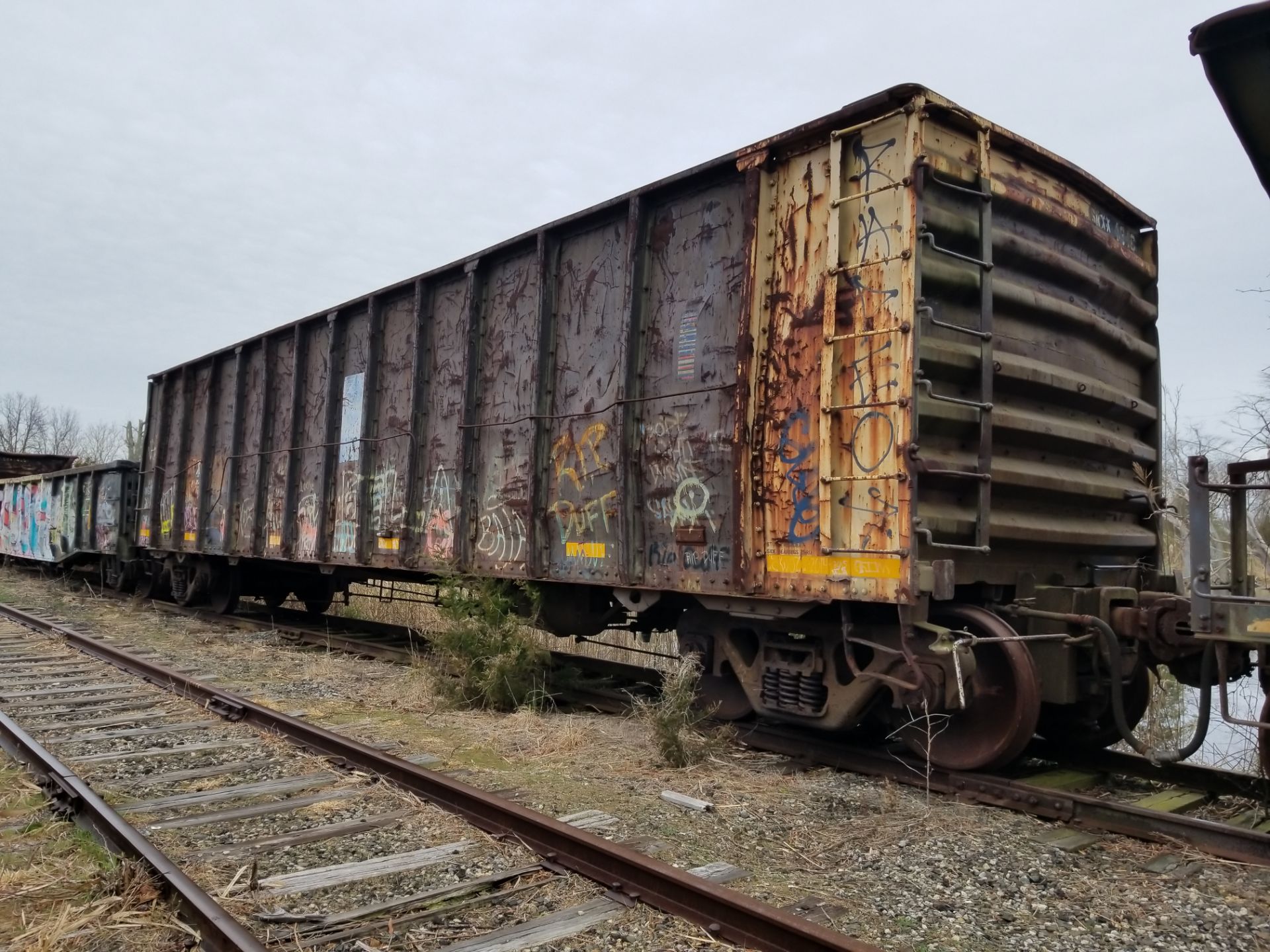 LOT 5 - (X 4) HIGH-SIDED GONDOLA RAIL CARS CAPE MAY, NJ) (5-1) 1985 SRXX 4316 HIGH-SIDED GONDOLA - Image 3 of 15