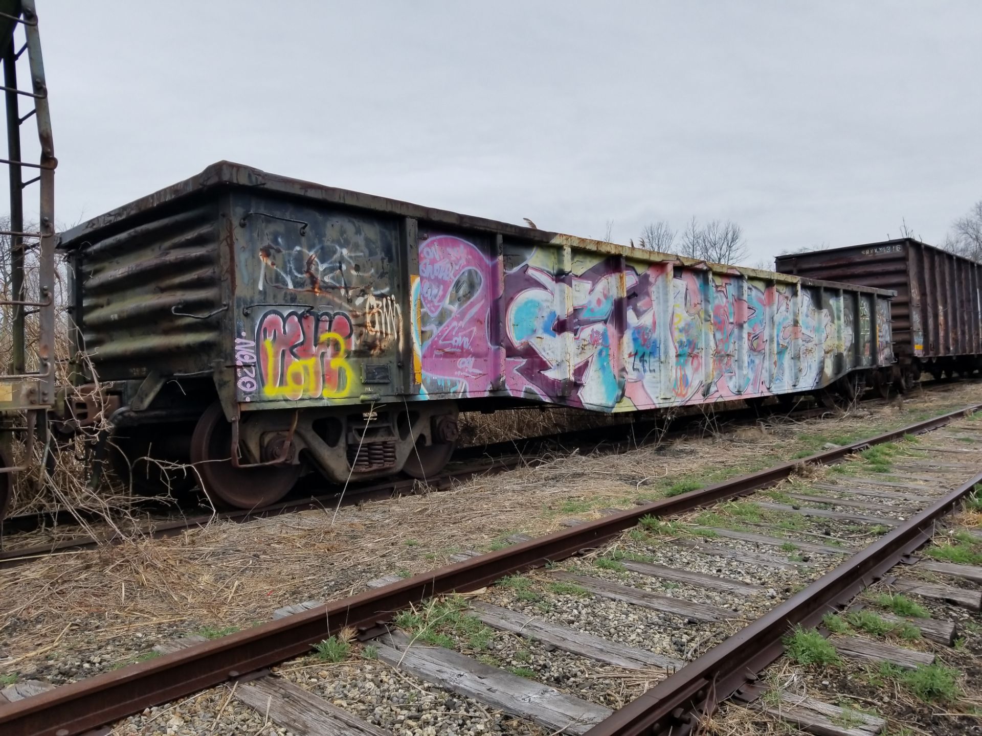 LOT 4 - (X 3) EQUIPPED LOW SIDED GONDOLA RAIL CARS (CAPE MAY, NJ) (4-1) SRXX 2014 EQUIPPED LOW-SIDED