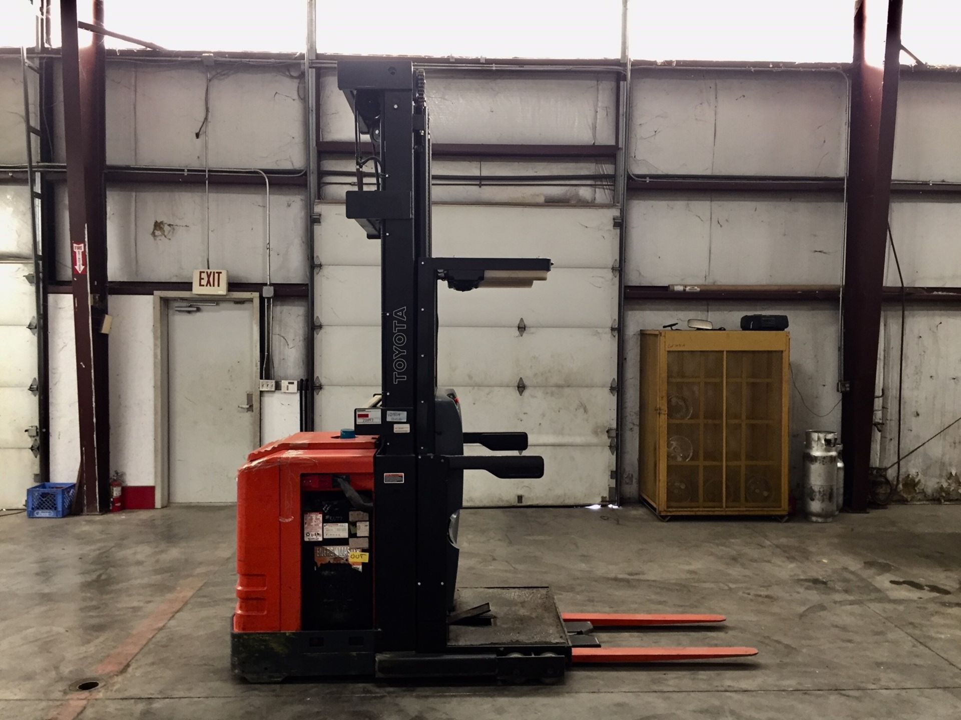 2011 TOYOTA 3,000 LB. ORDER PICKER, MODEL: 6BPU15, S/N: 72495, W/ 24-VOLT ELECTRIC BATTERY, 300'' - Image 3 of 4