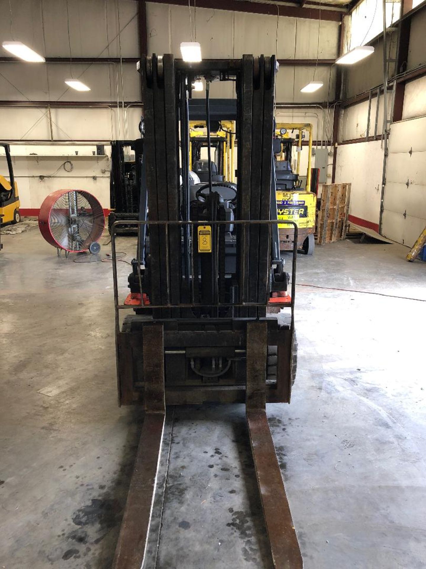 2004 TOYOTA 7,000 LB. FORKLIFT, MODEL: 7FGCU35, S/N: 62521, LPG, LEVER SHIFT, SOLID TIRES, 187'' - Image 3 of 4